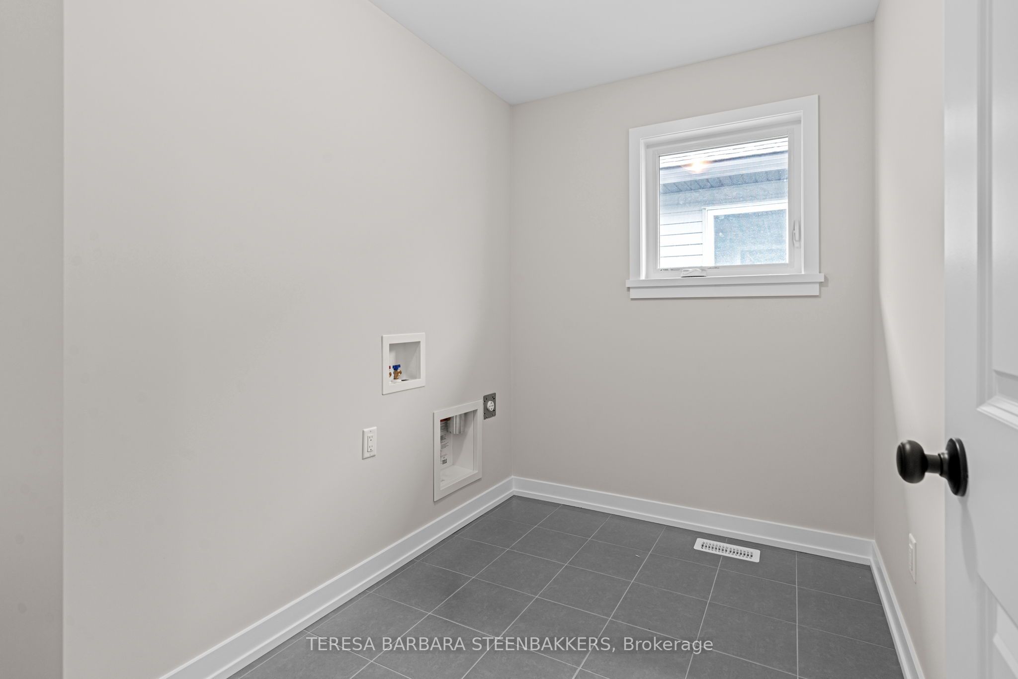 747 Kenny Gordon Avenue W Property Photo 27