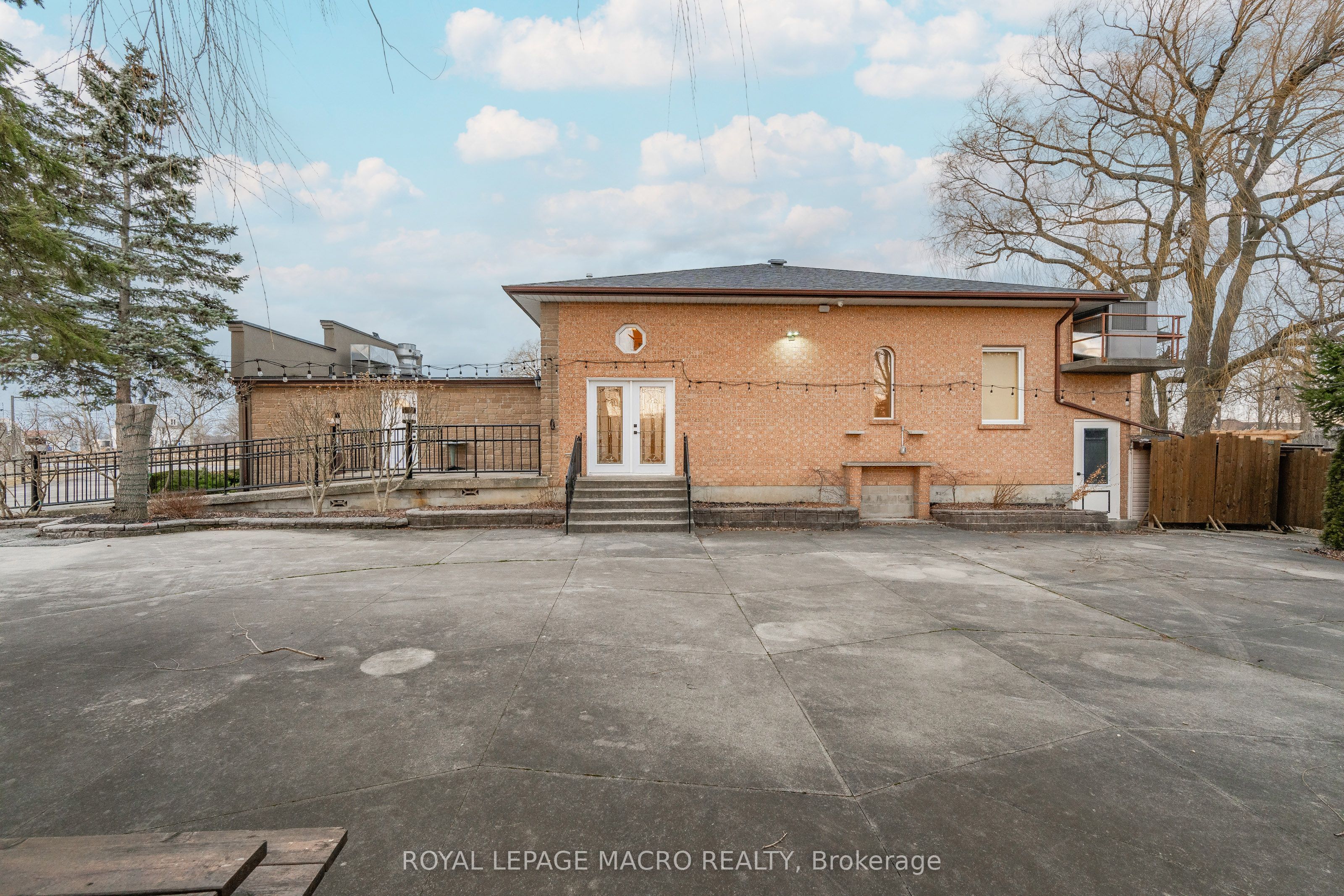 288 Kemp Rd W Property Photo 14