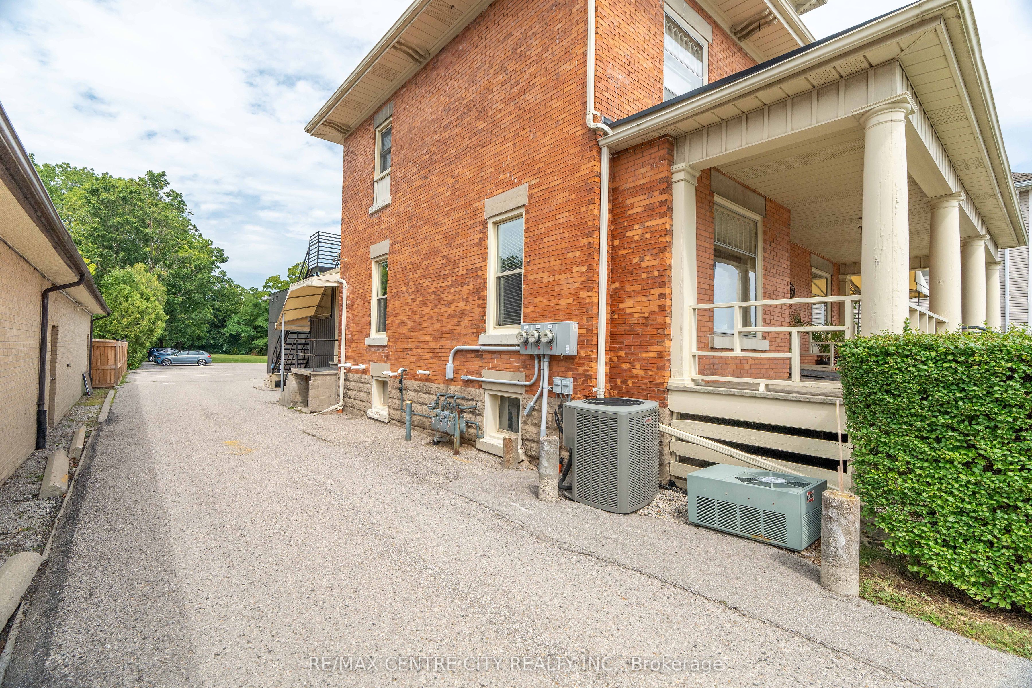 261 Talbot St W Property Photo 12