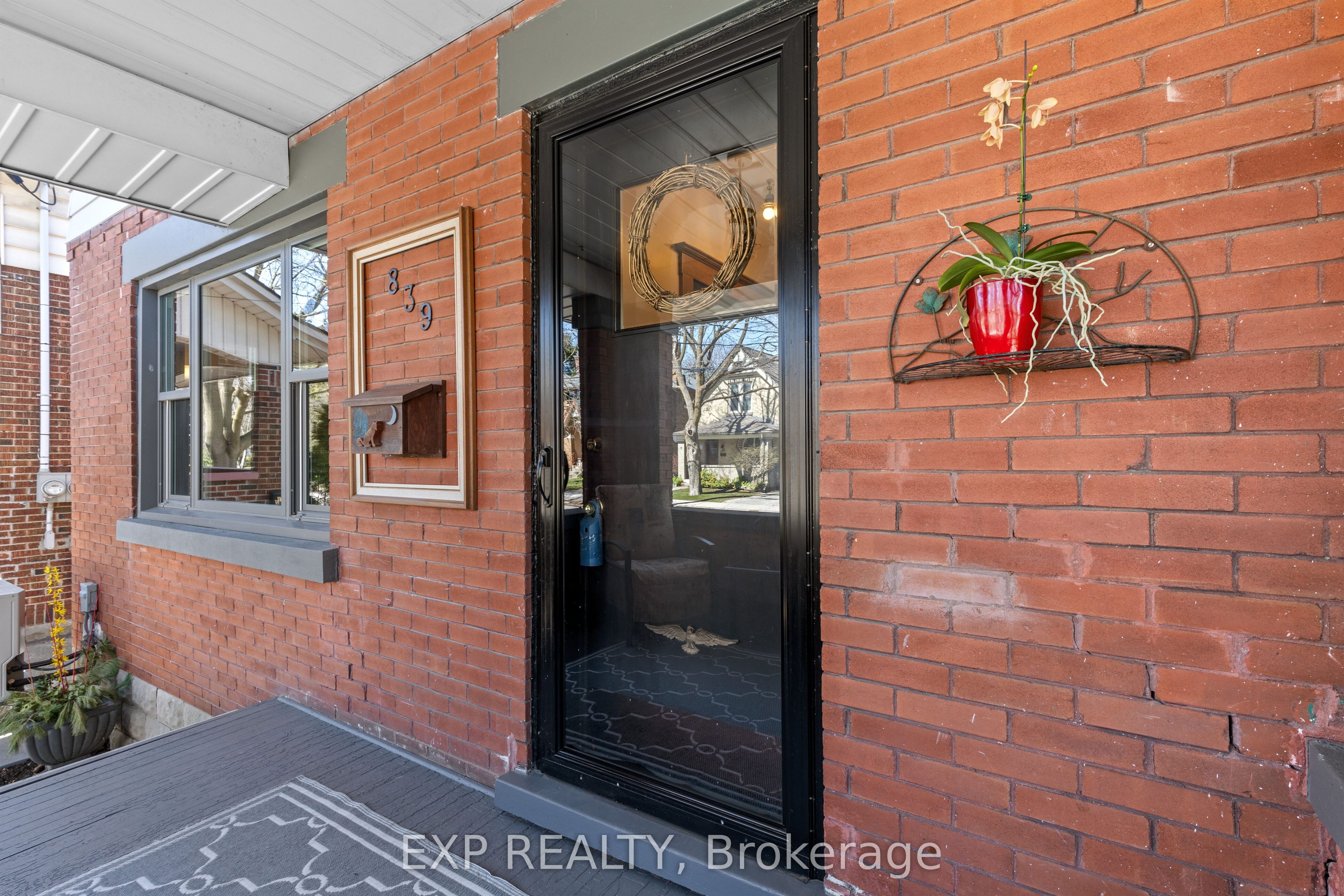 839 Dufferin Avenue Property Photo 3