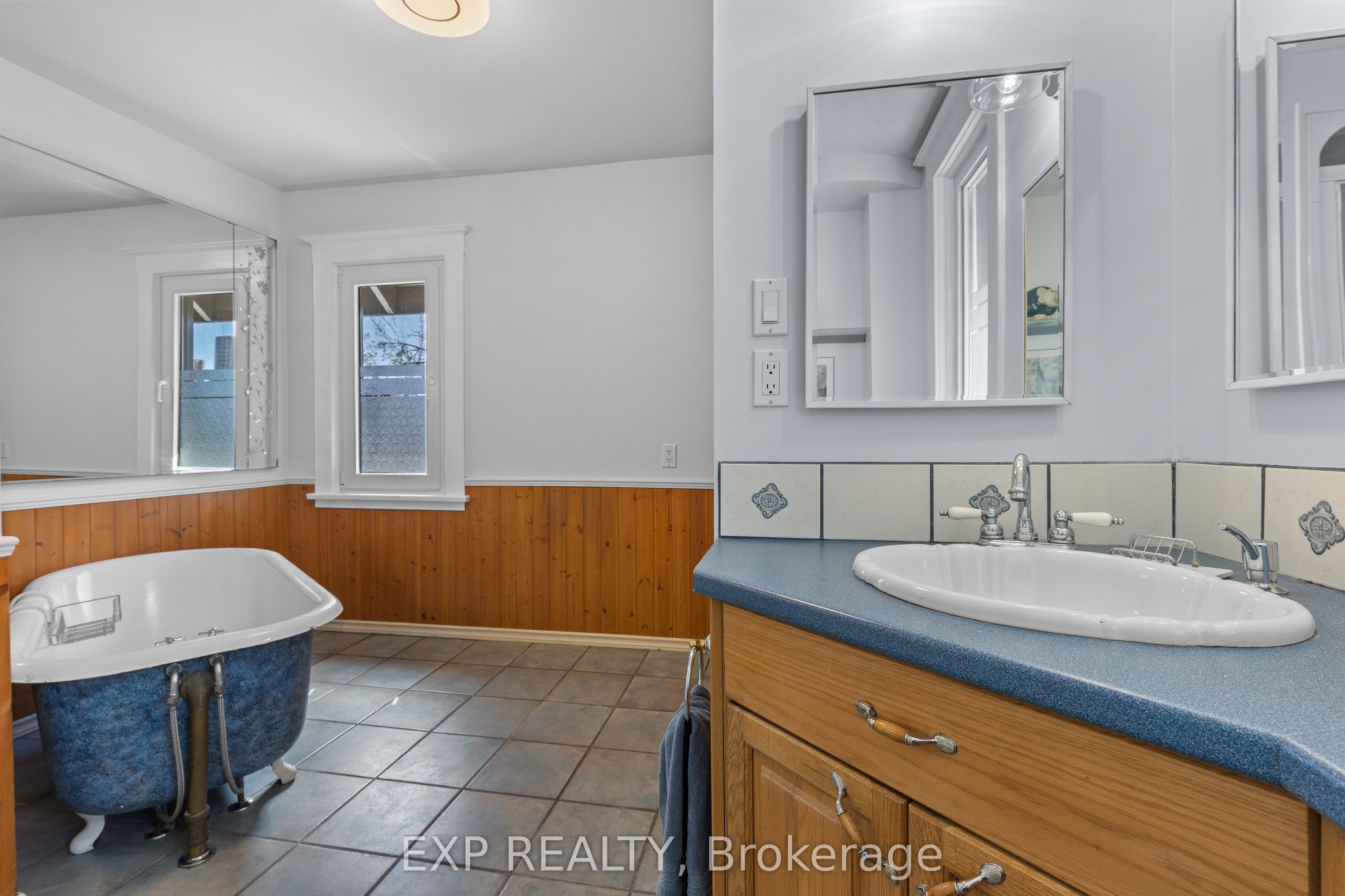 839 Dufferin Avenue Property Photo 25