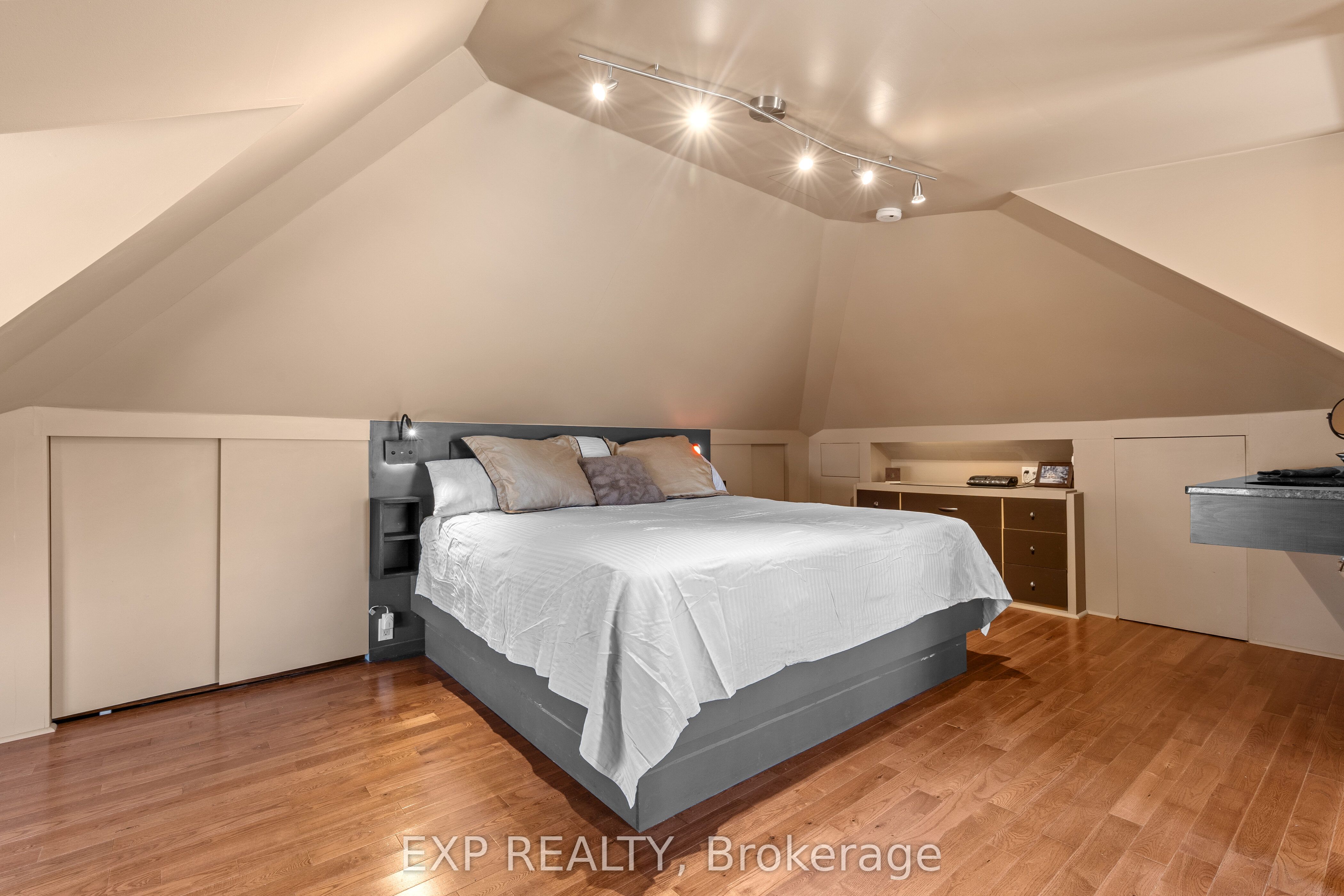 839 Dufferin Avenue Property Photo 27