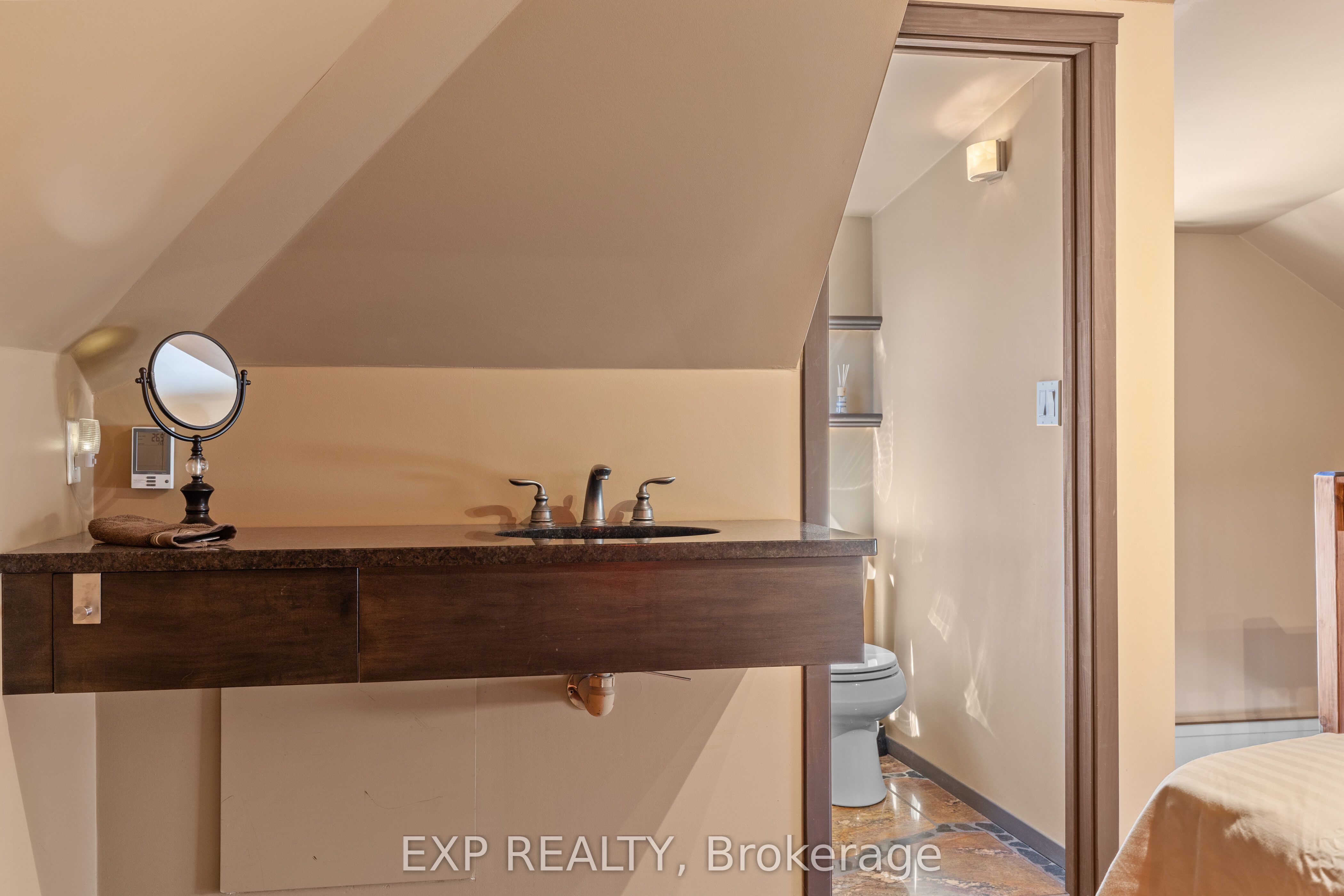 839 Dufferin Avenue Property Photo 29