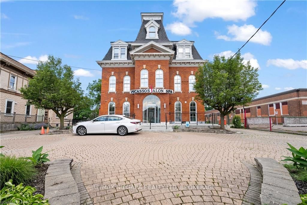#upper - 15 Welland Avenue Property Photo 1