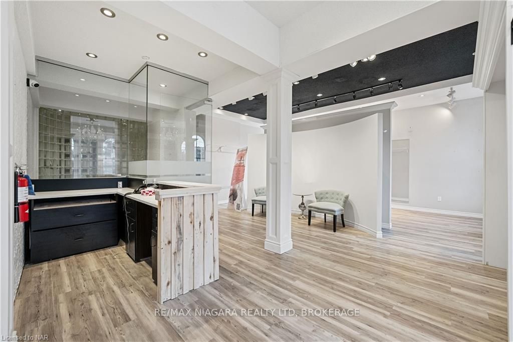 #upper - 15 Welland Avenue Property Photo 4