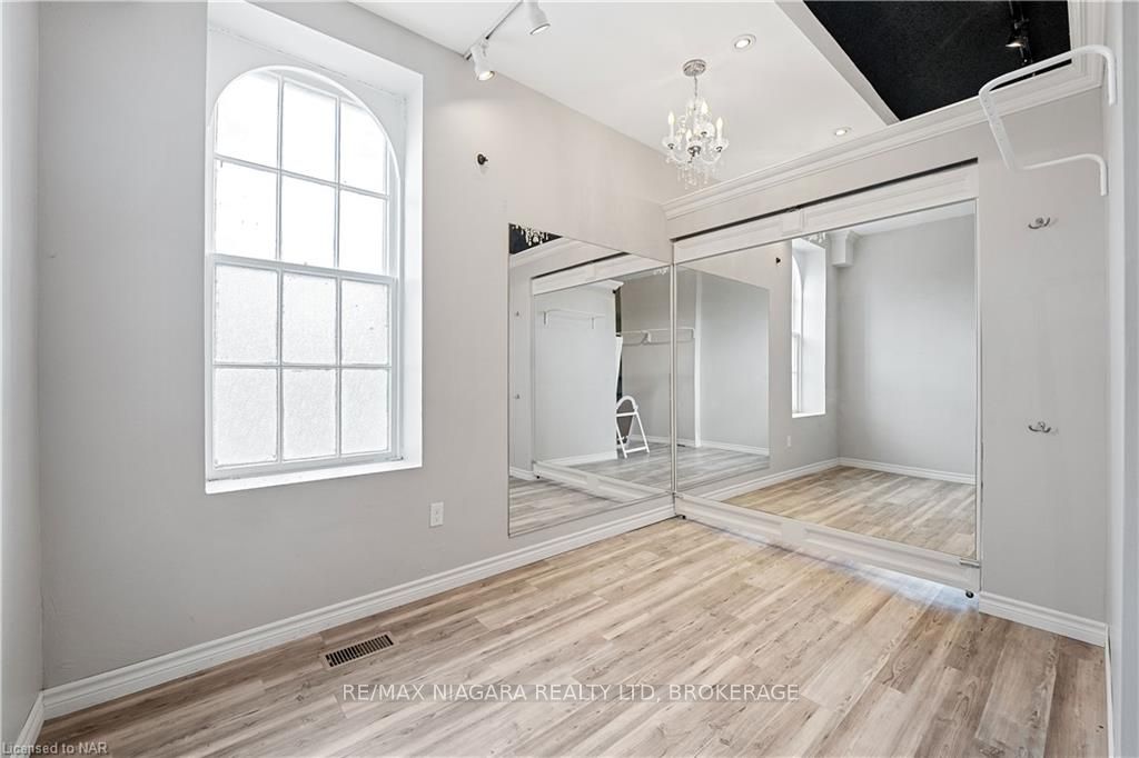 #upper - 15 Welland Avenue Property Photo 13