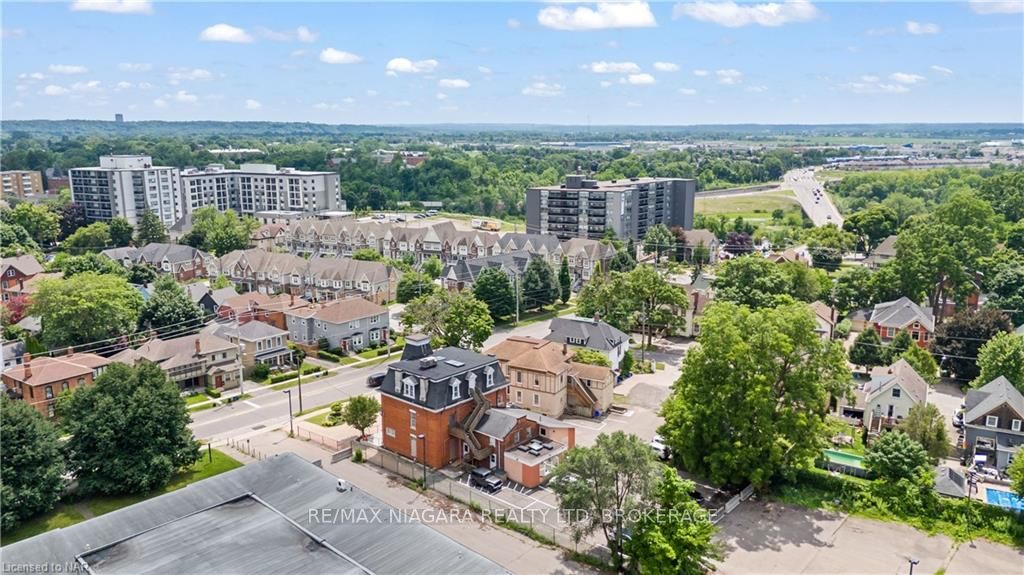 #upper - 15 Welland Avenue Property Photo 16