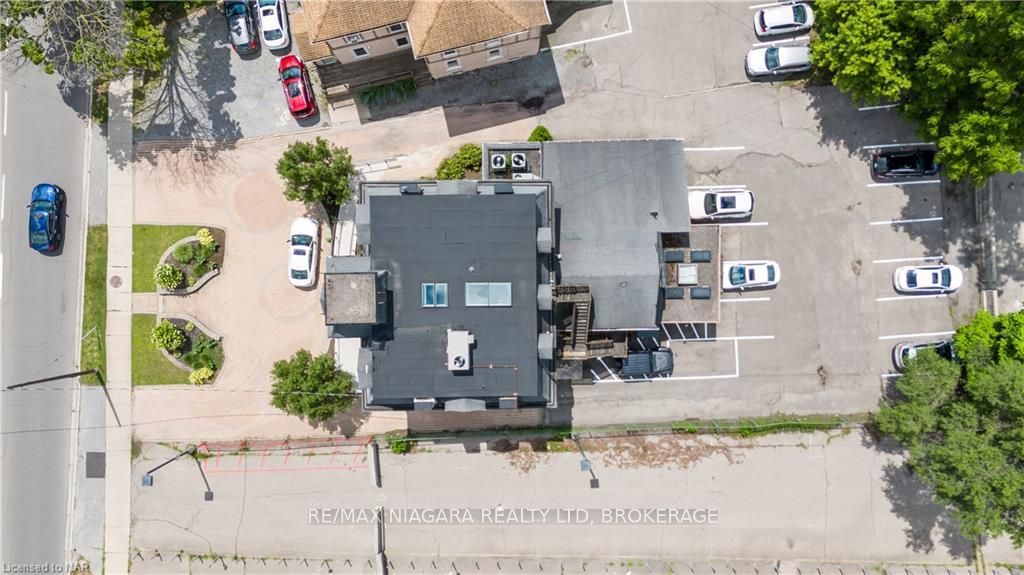 #upper - 15 Welland Avenue Property Photo 17