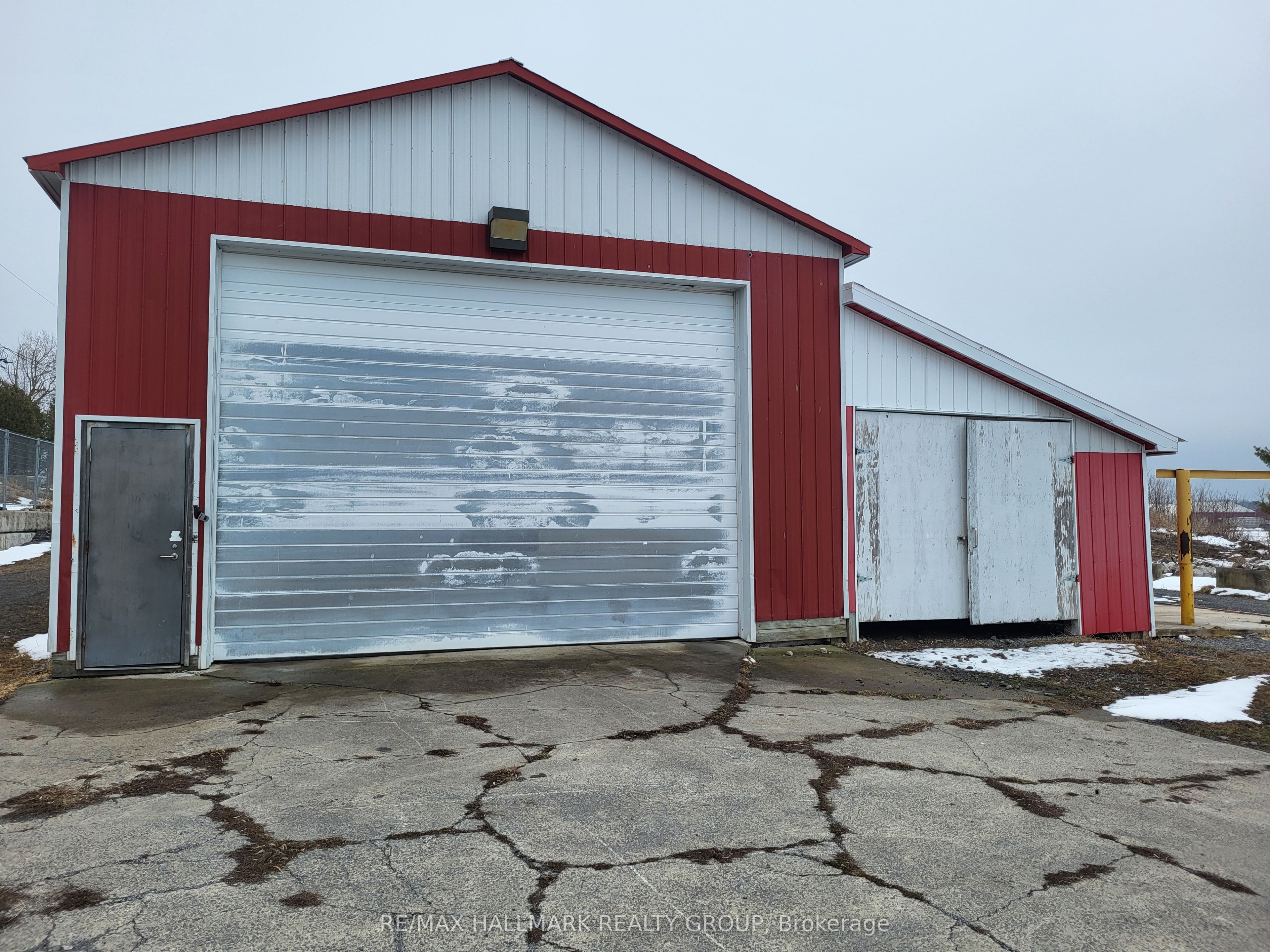 6786 4 Line Rd Property Photo 2