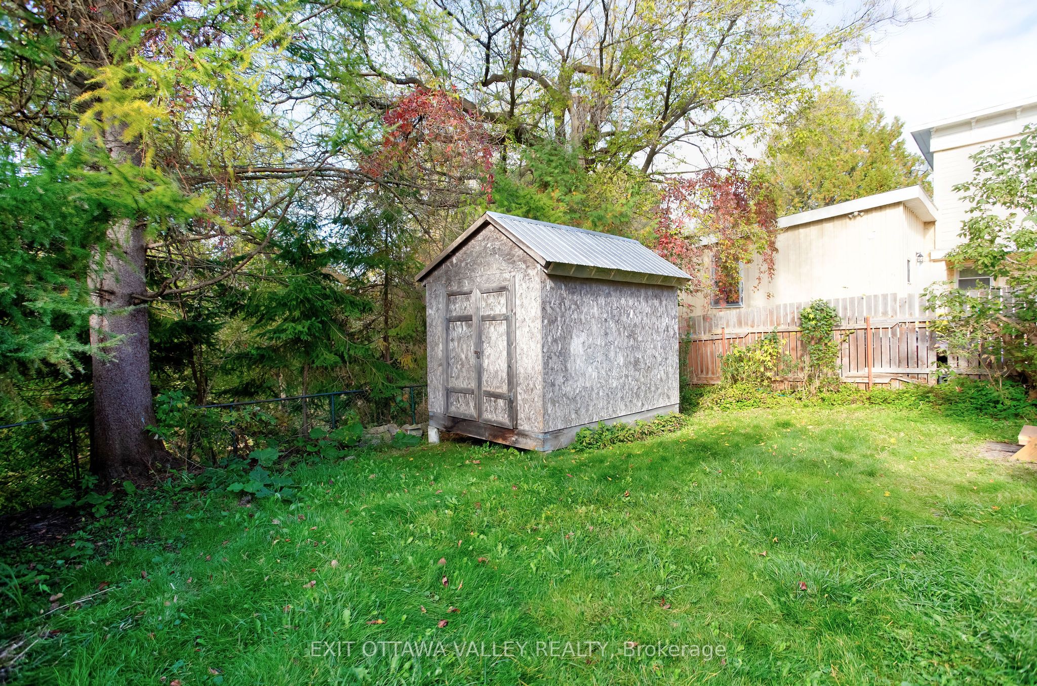 468 Moffat Street Property Photo 2