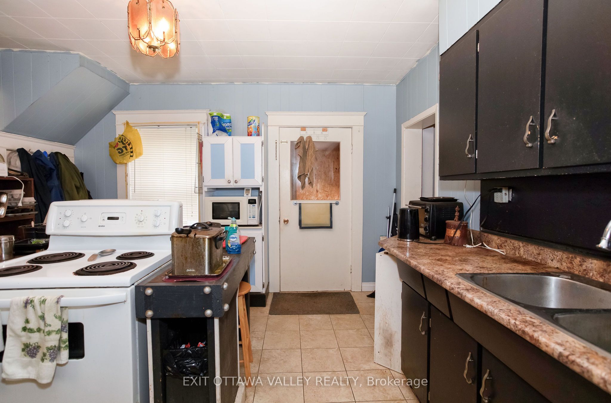 468 Moffat Street Property Photo 4