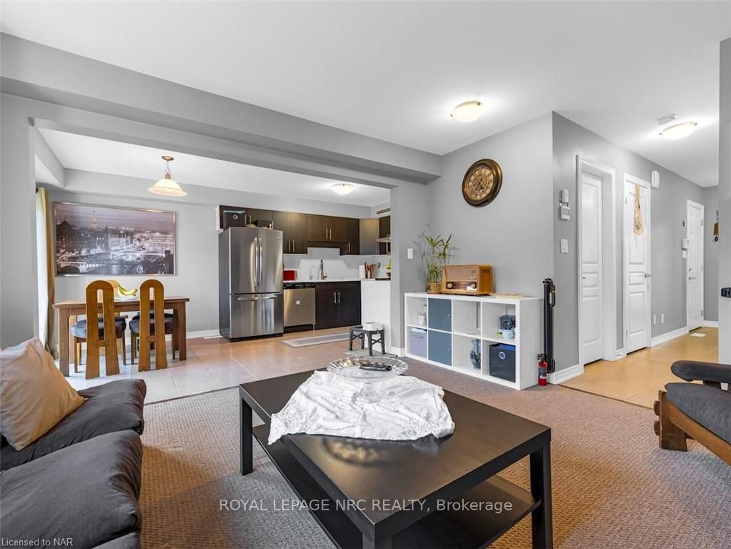 192 Winterberry Boulevard Property Photo 3