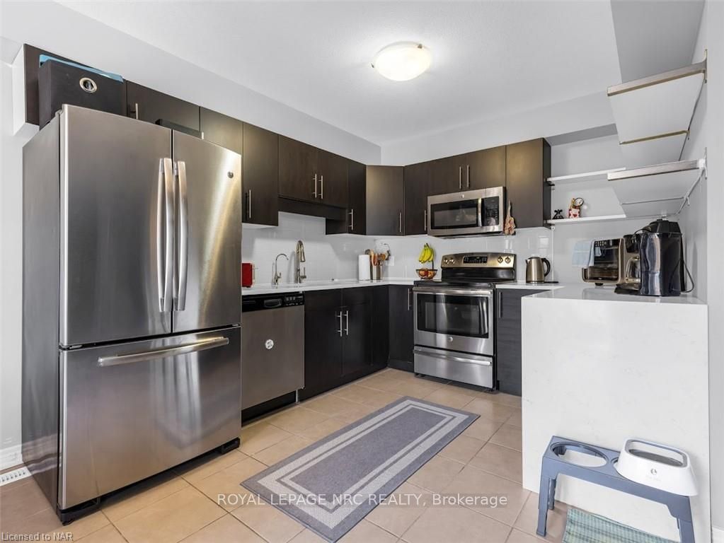 192 Winterberry Boulevard Property Photo 7