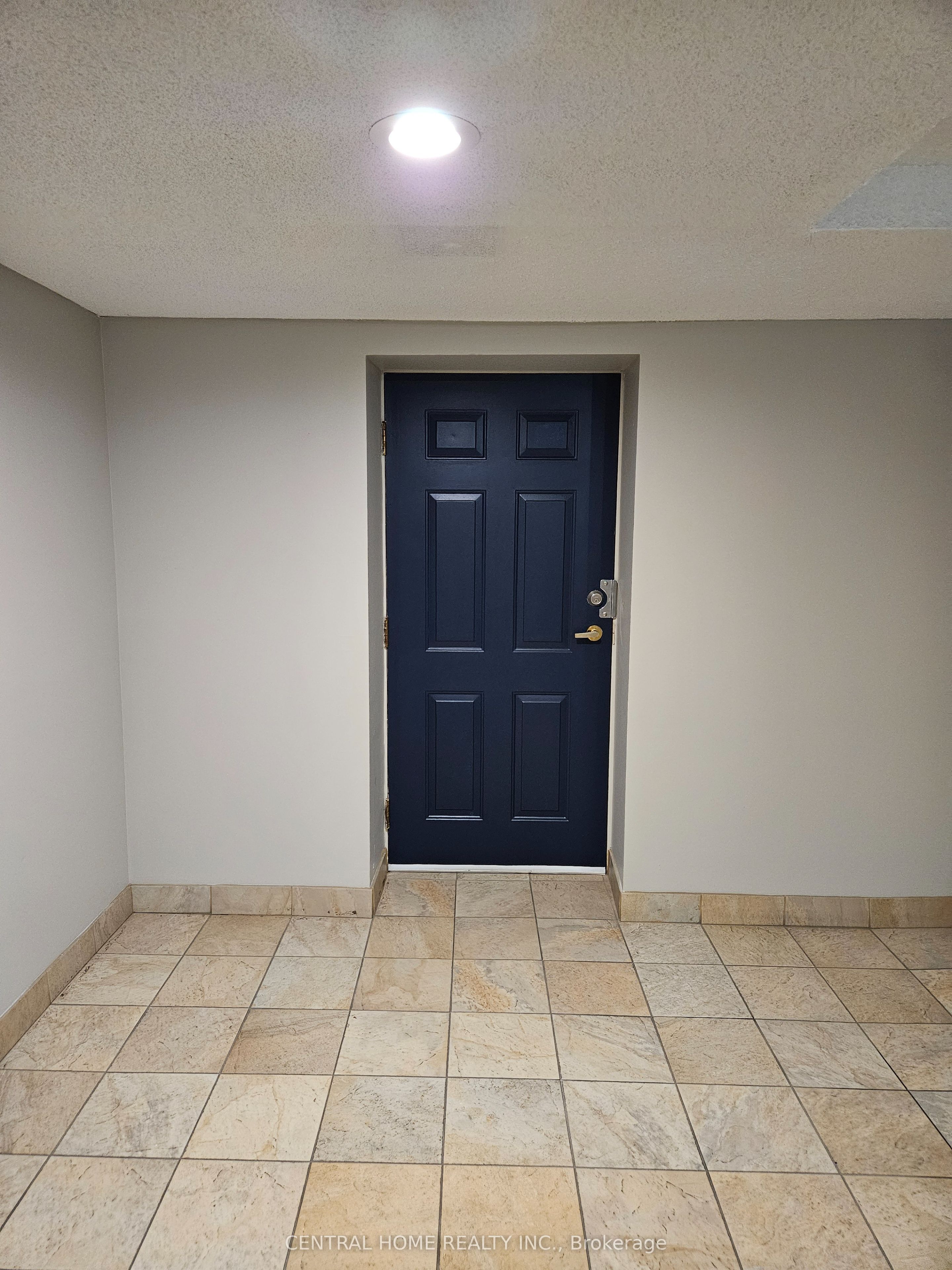 280 Queens Ave Property Photo 4