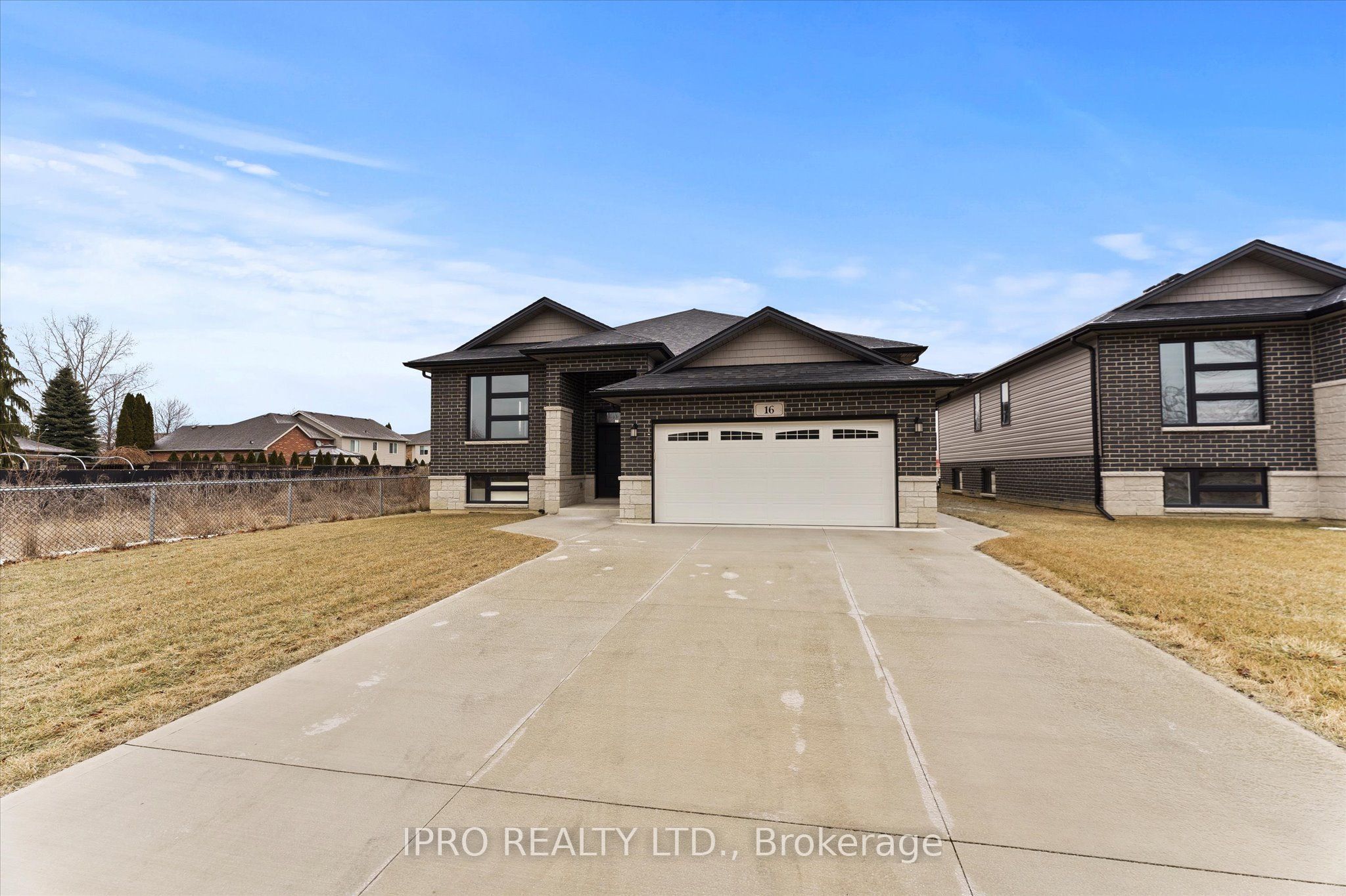 16 Kingsbridge Dr Property Photo
