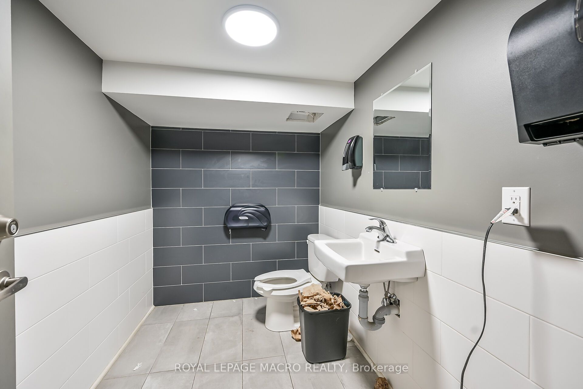 737 Barton Street Property Photo 23