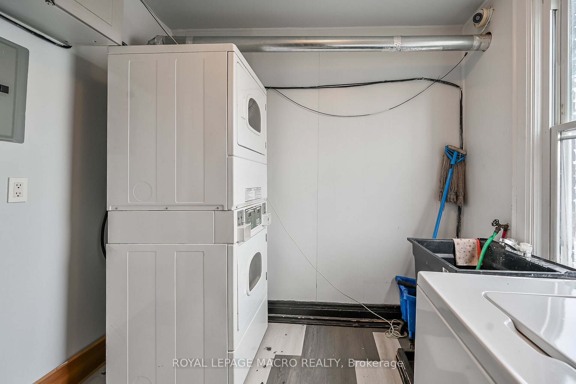 737 Barton Street Property Photo 32
