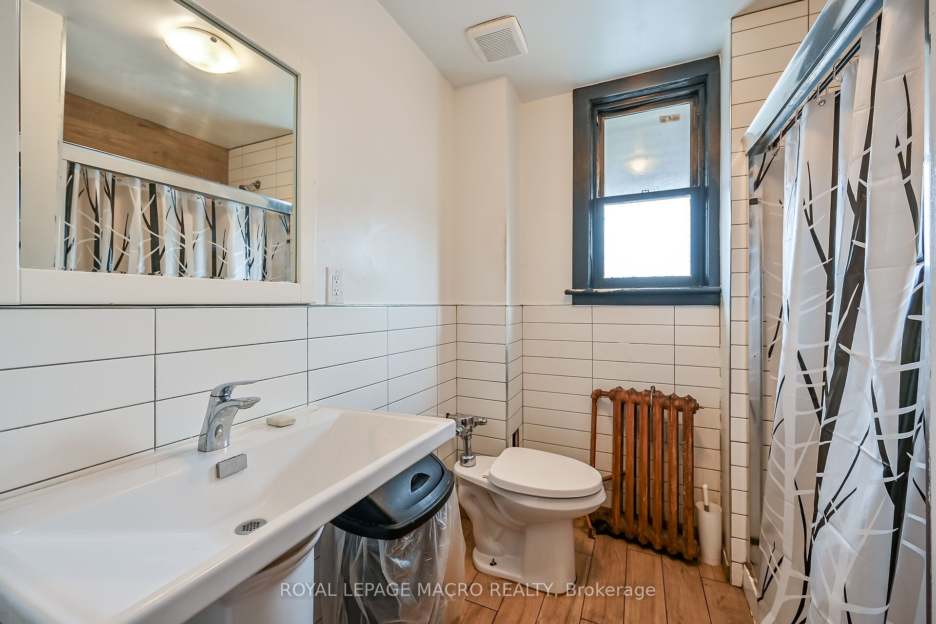 737 Barton St E Property Photo 37
