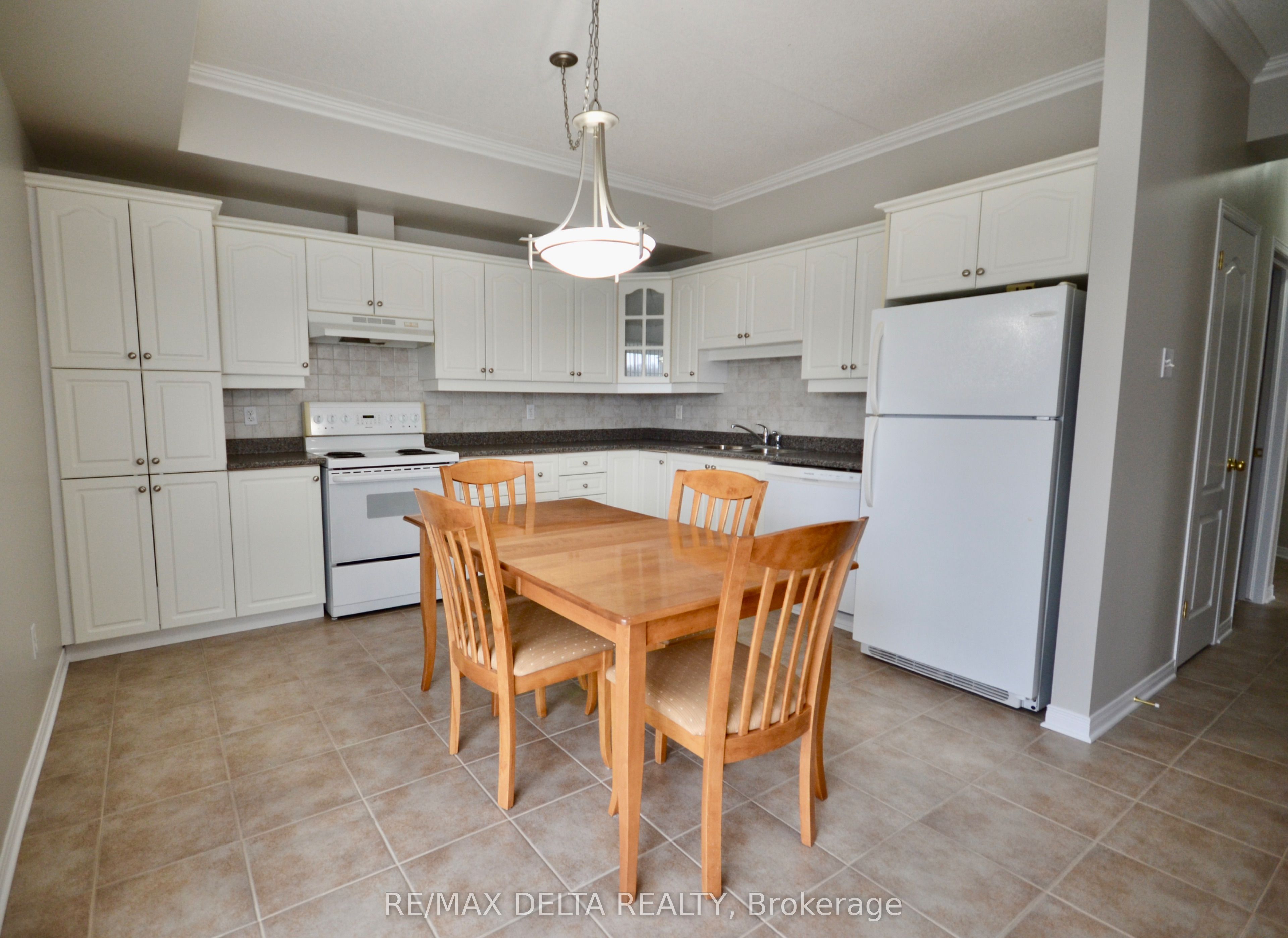 #105 - 2921 Laurier Street Property Photo 4