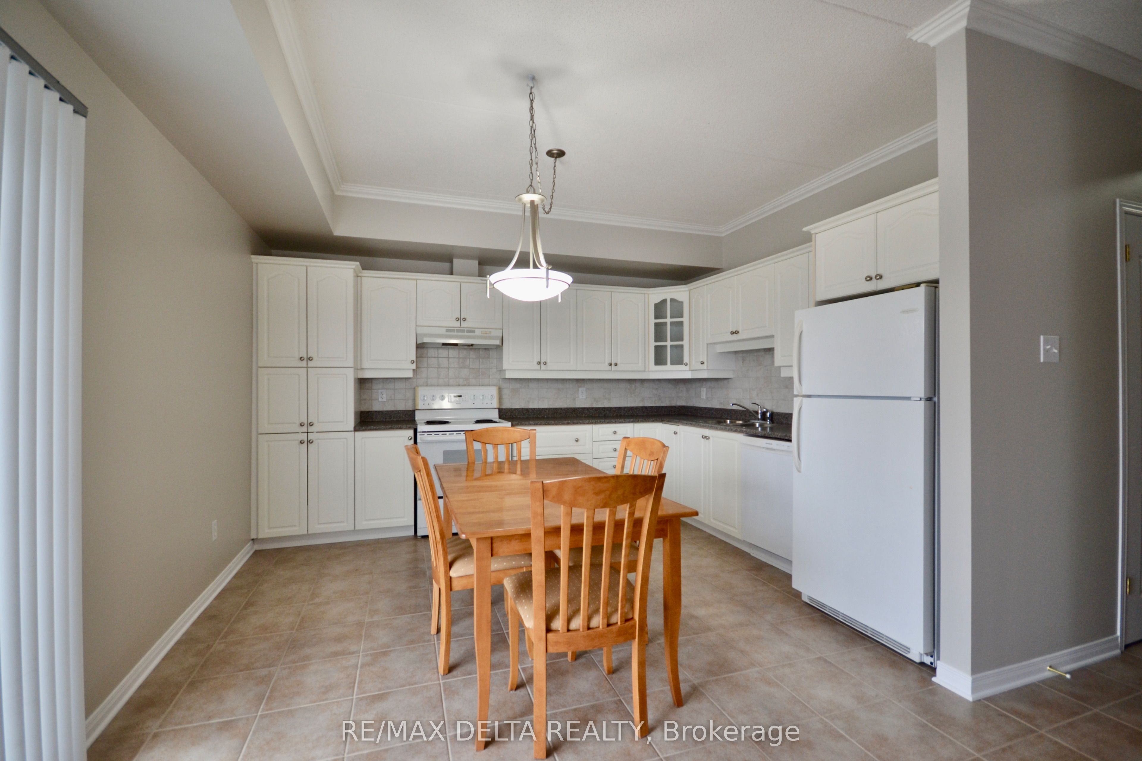 #105 - 2921 Laurier Street Property Photo 5