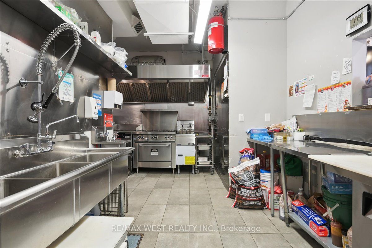 102 Parkdale Ave N Property Photo 4