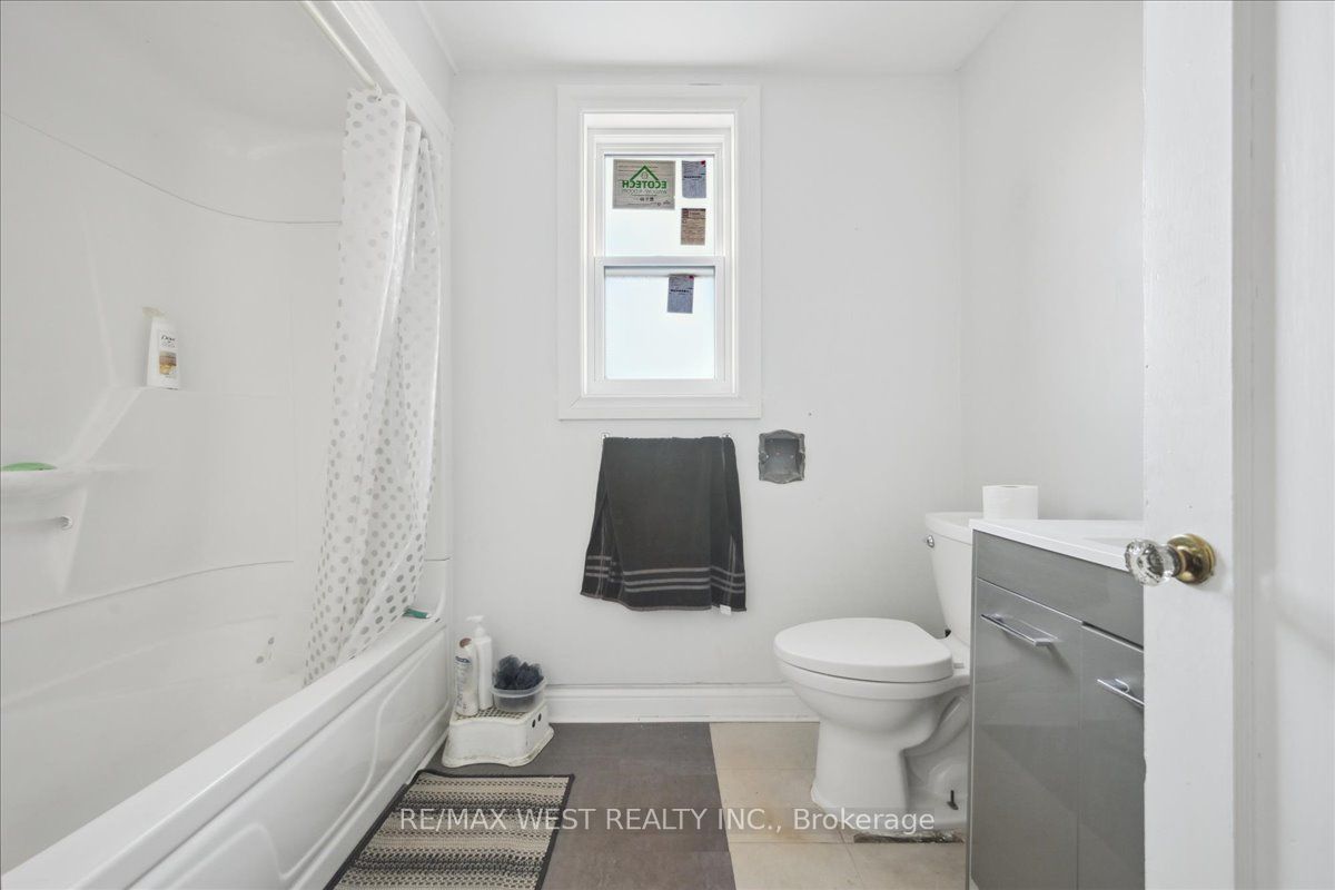 102 Parkdale Ave N Property Photo 6