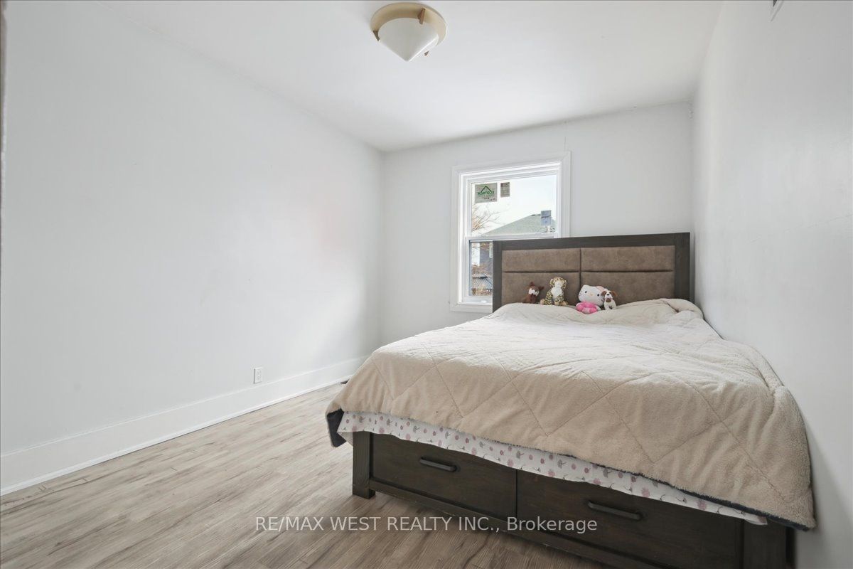 102 Parkdale Ave N Property Photo 8