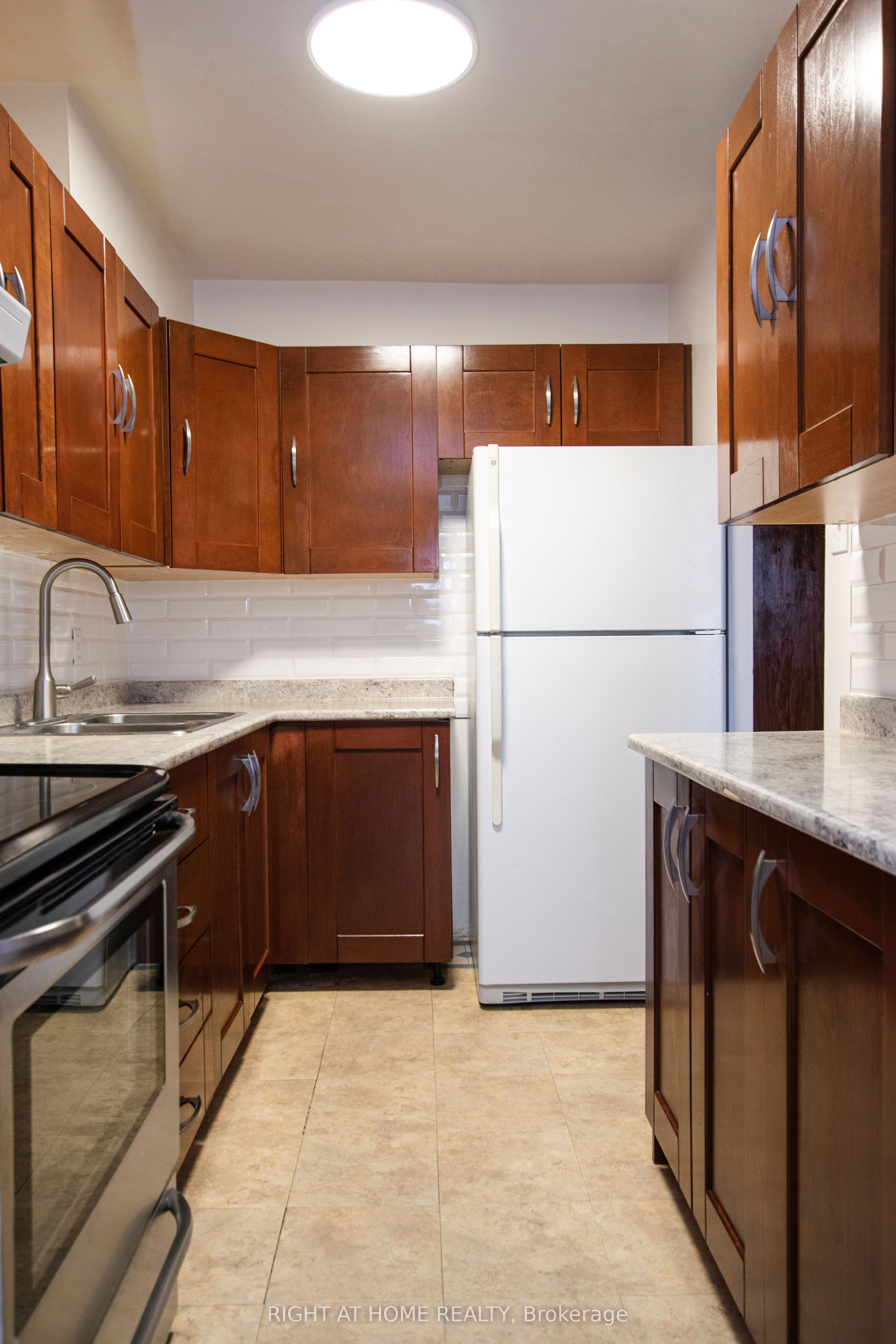 #704 - 2020 Jasmine Crescent Property Photo 7