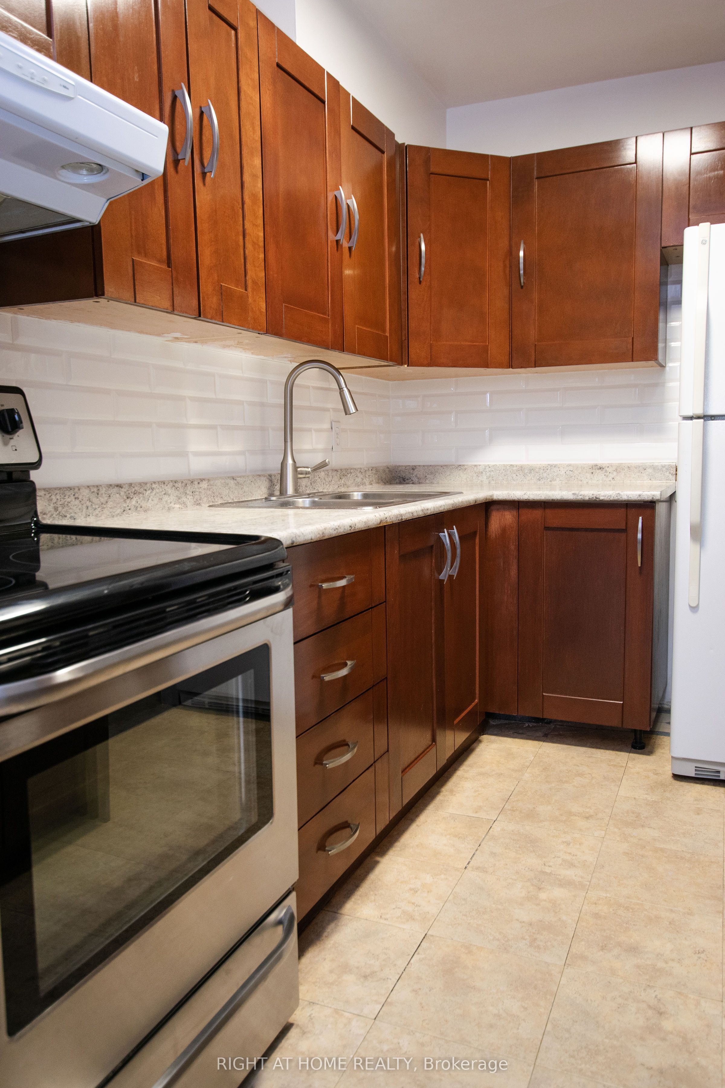 #704 - 2020 Jasmine Crescent Property Photo 8