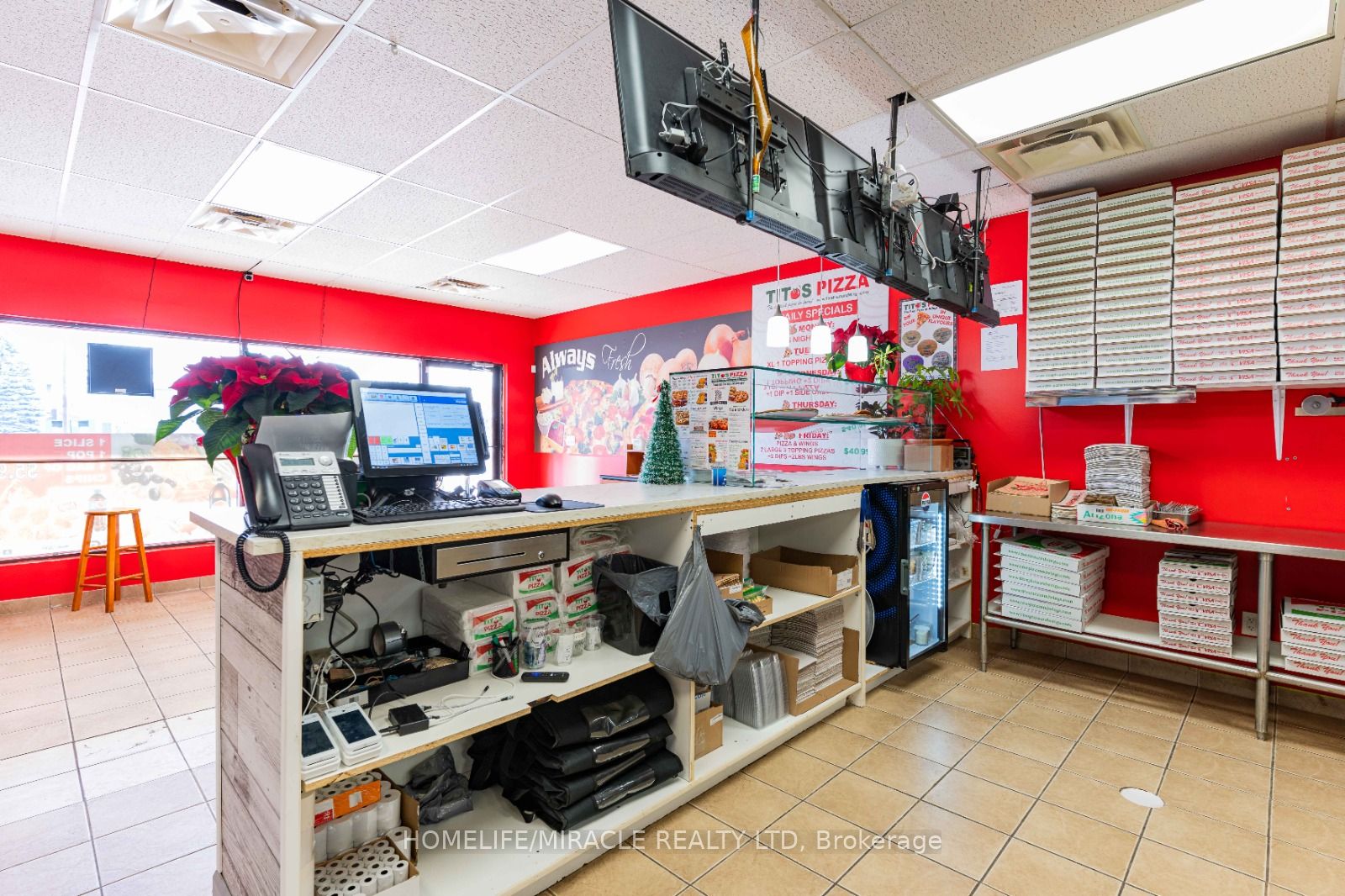 112 Oriole Pkwy W Property Photo 3