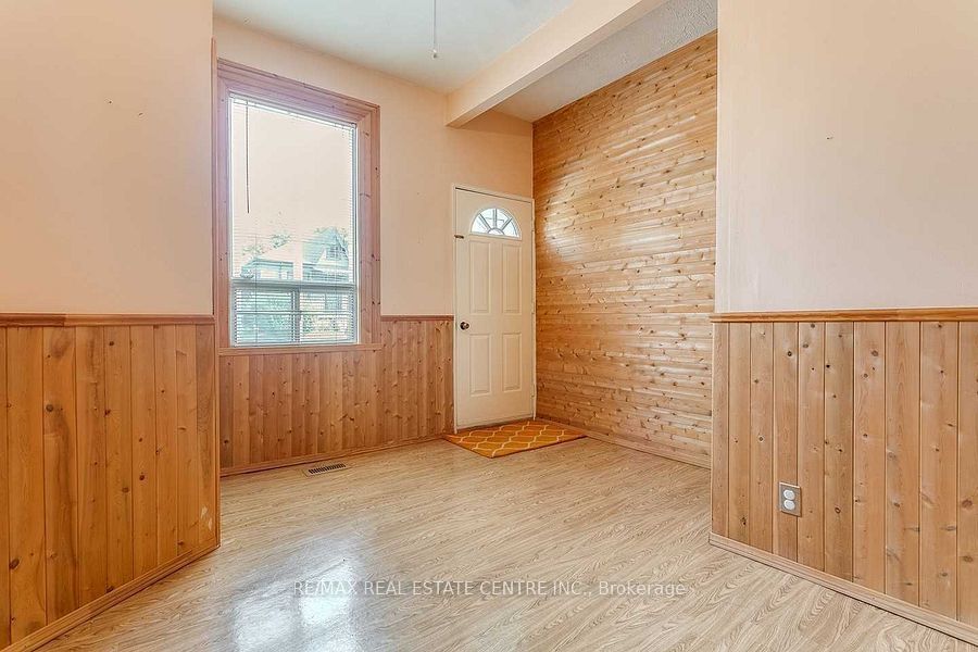273 Rosslyn Avenue N 1 Property Photo 2