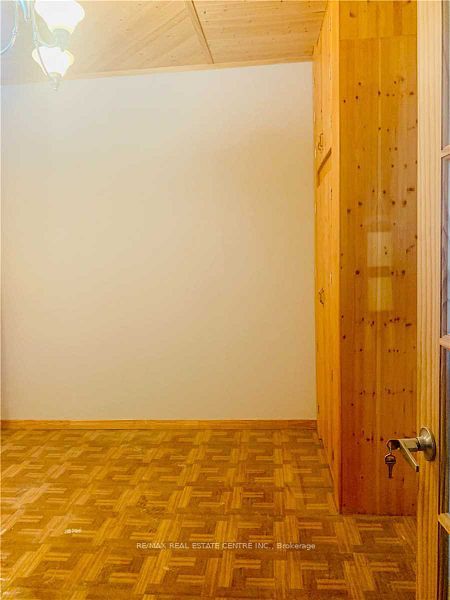 273 Rosslyn Avenue N 1 Property Photo 8