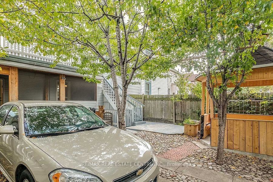 273 Rosslyn Avenue N 1 Property Photo 11