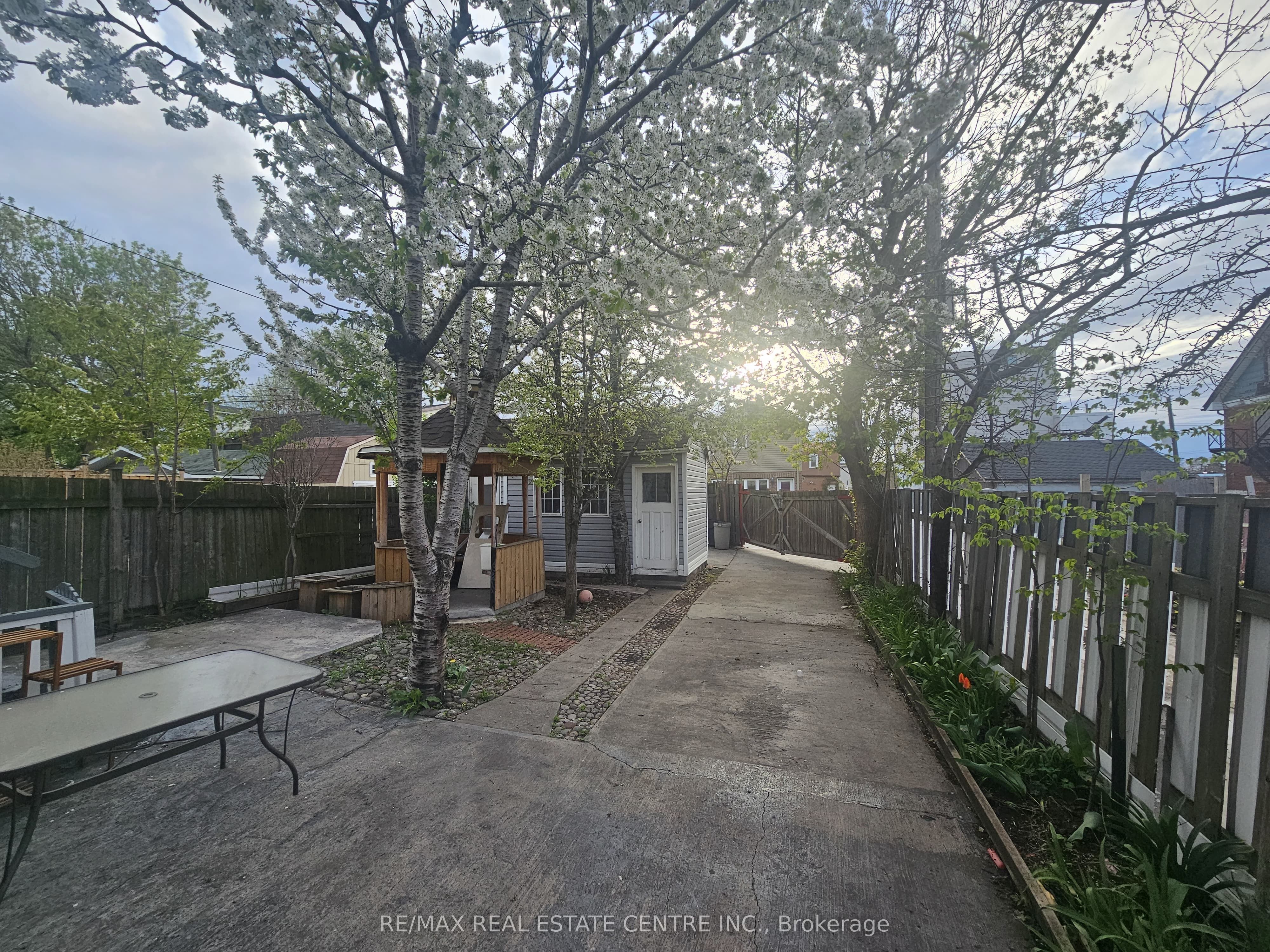 273 Rosslyn Avenue N 1 Property Photo 20