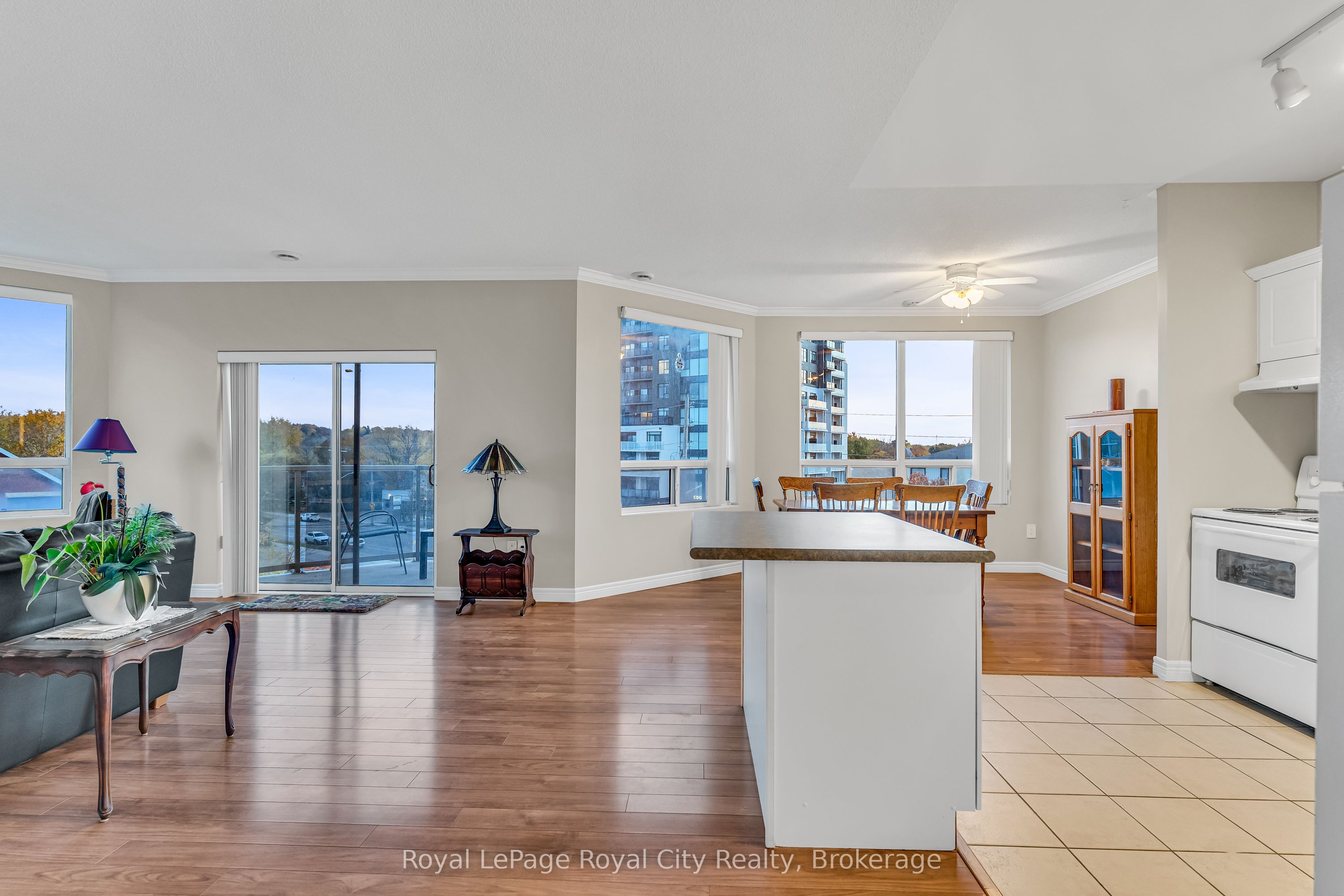 #311 - 60 Wyndham Street Property Photo 5
