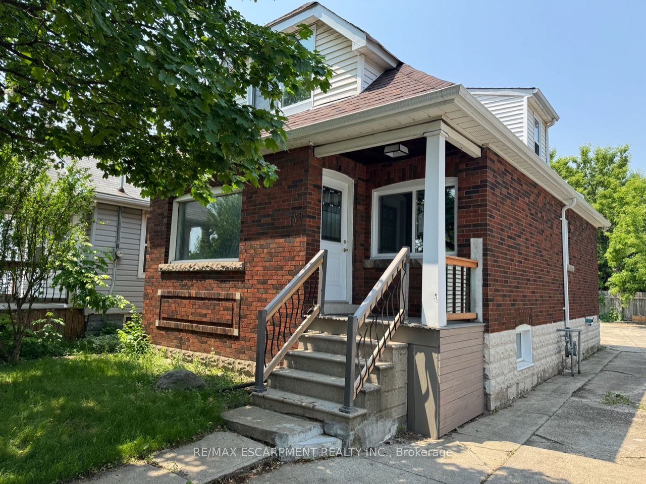 149 Weir St N Property Photo 4