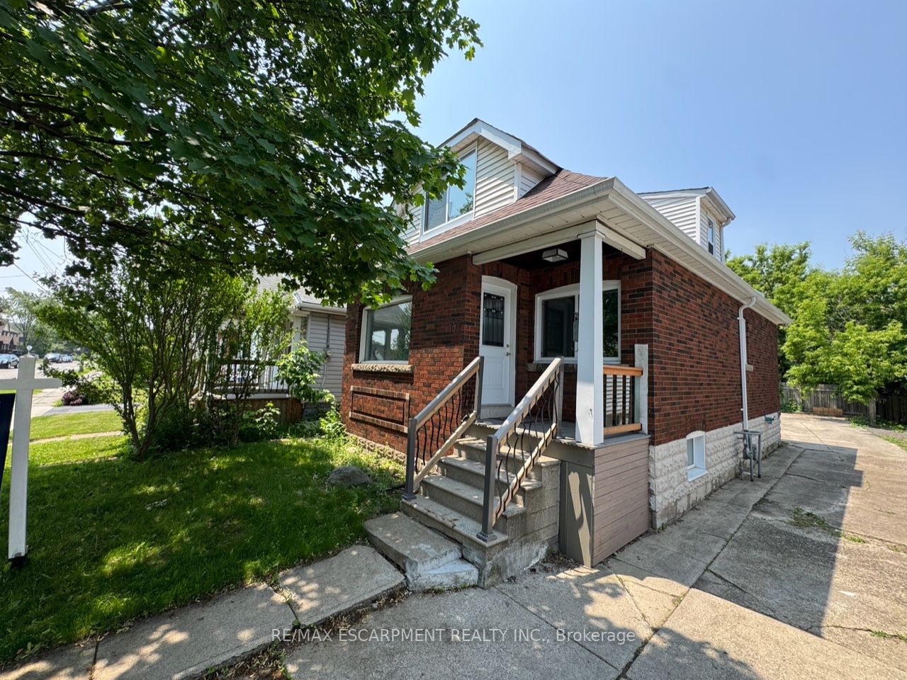 149 Weir St N Property Photo 5