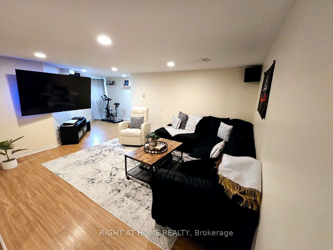 1196 Rainbow Street Property Photo 14