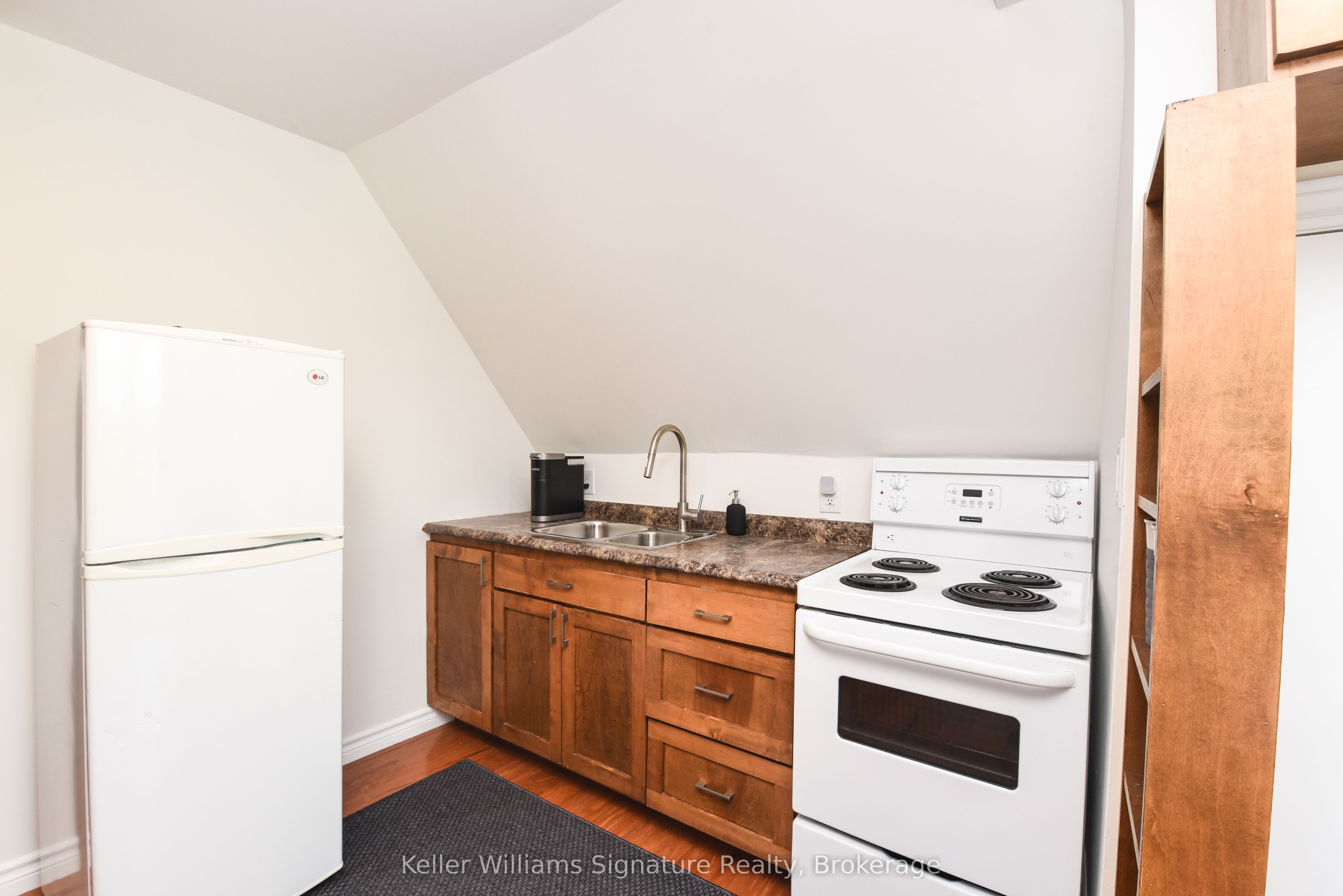 18 Oak Street Property Photo 27