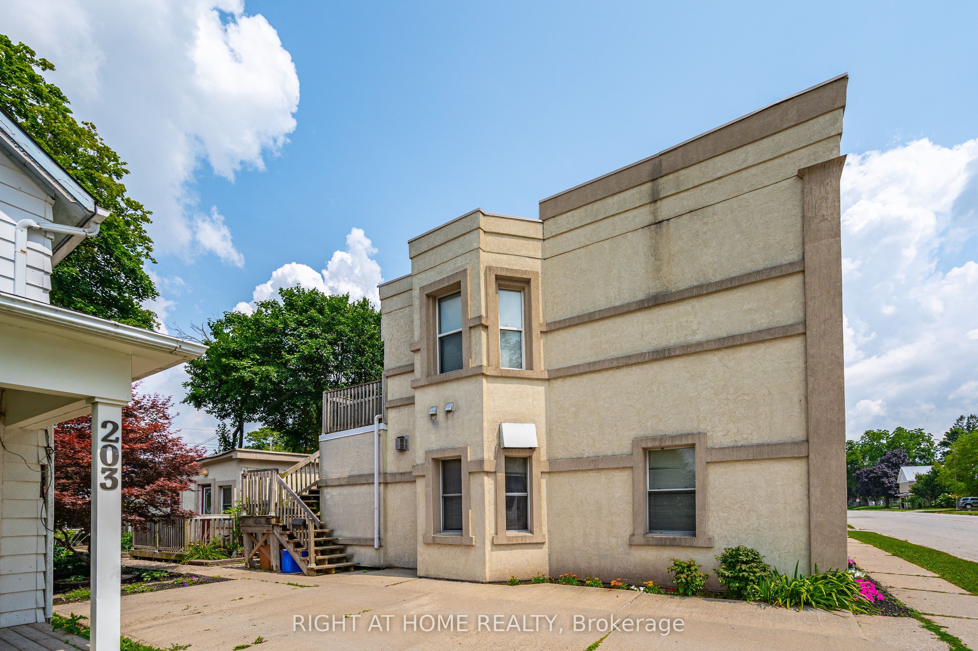 213 Main Street Property Photo