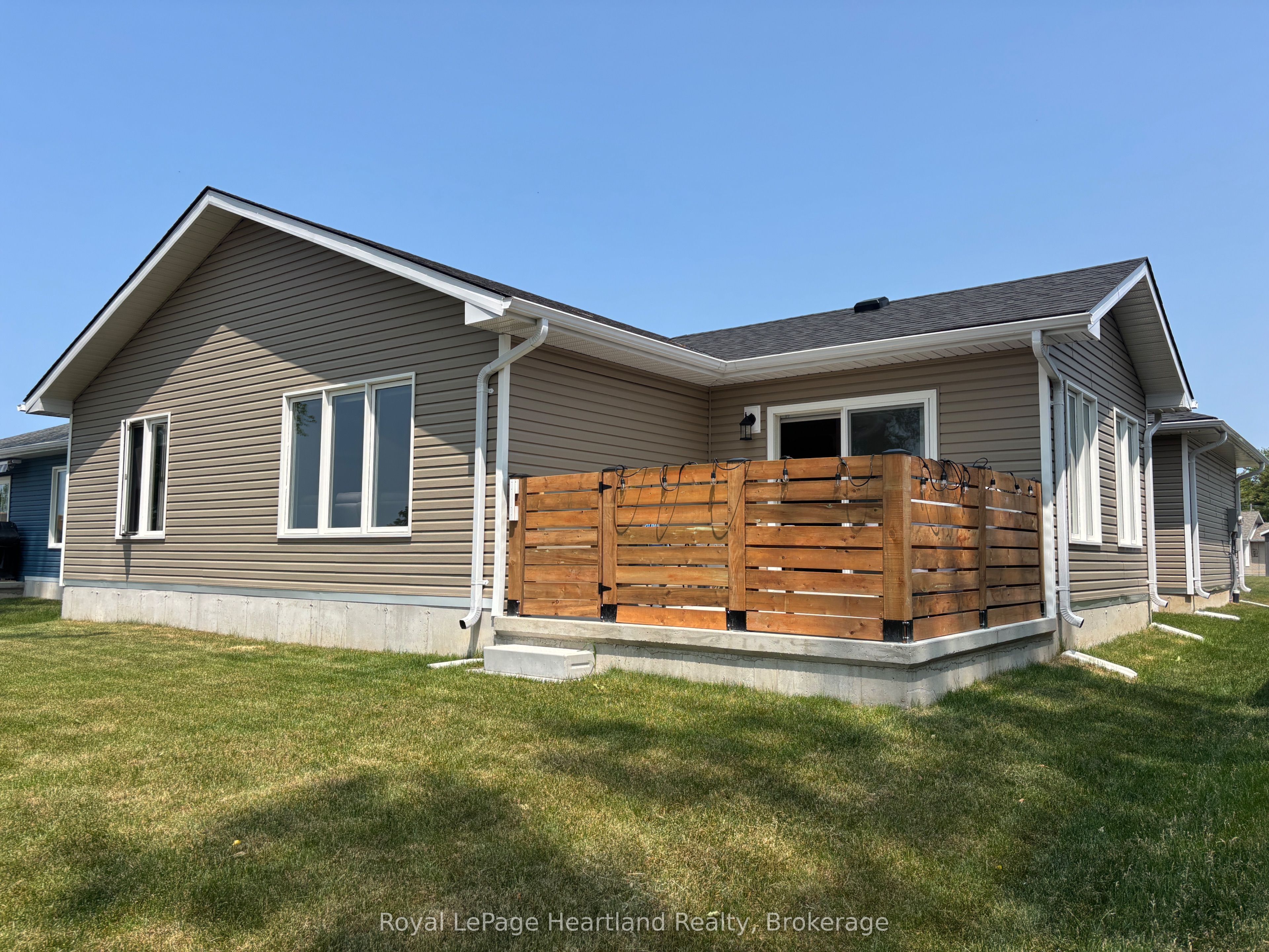 273 Lake Breeze Drive Property Photo 3
