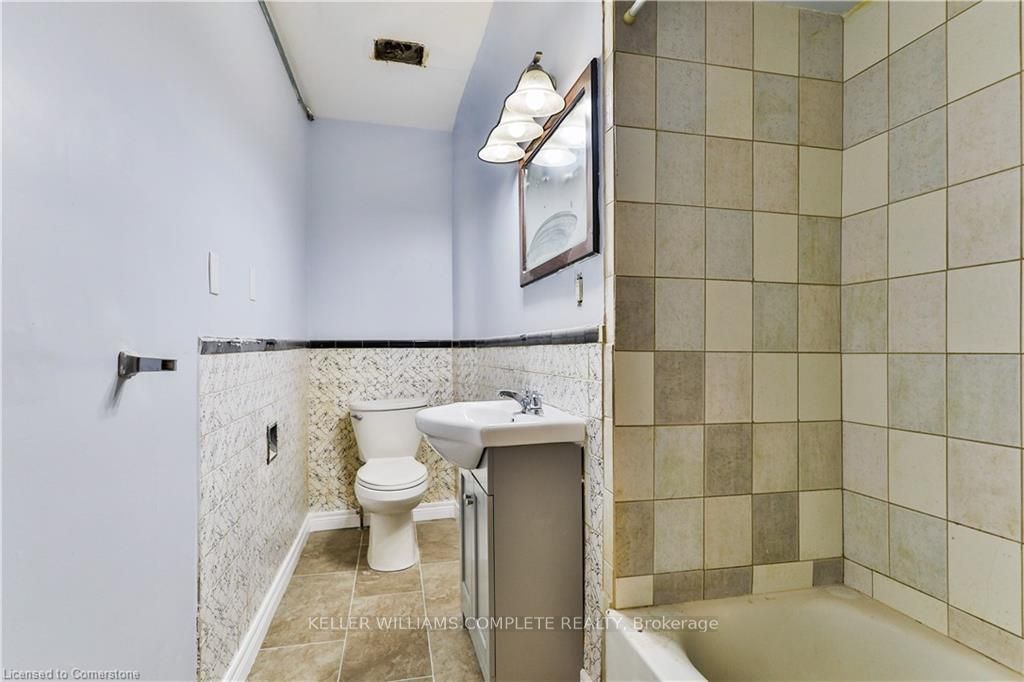 1256 King Street Property Photo 14