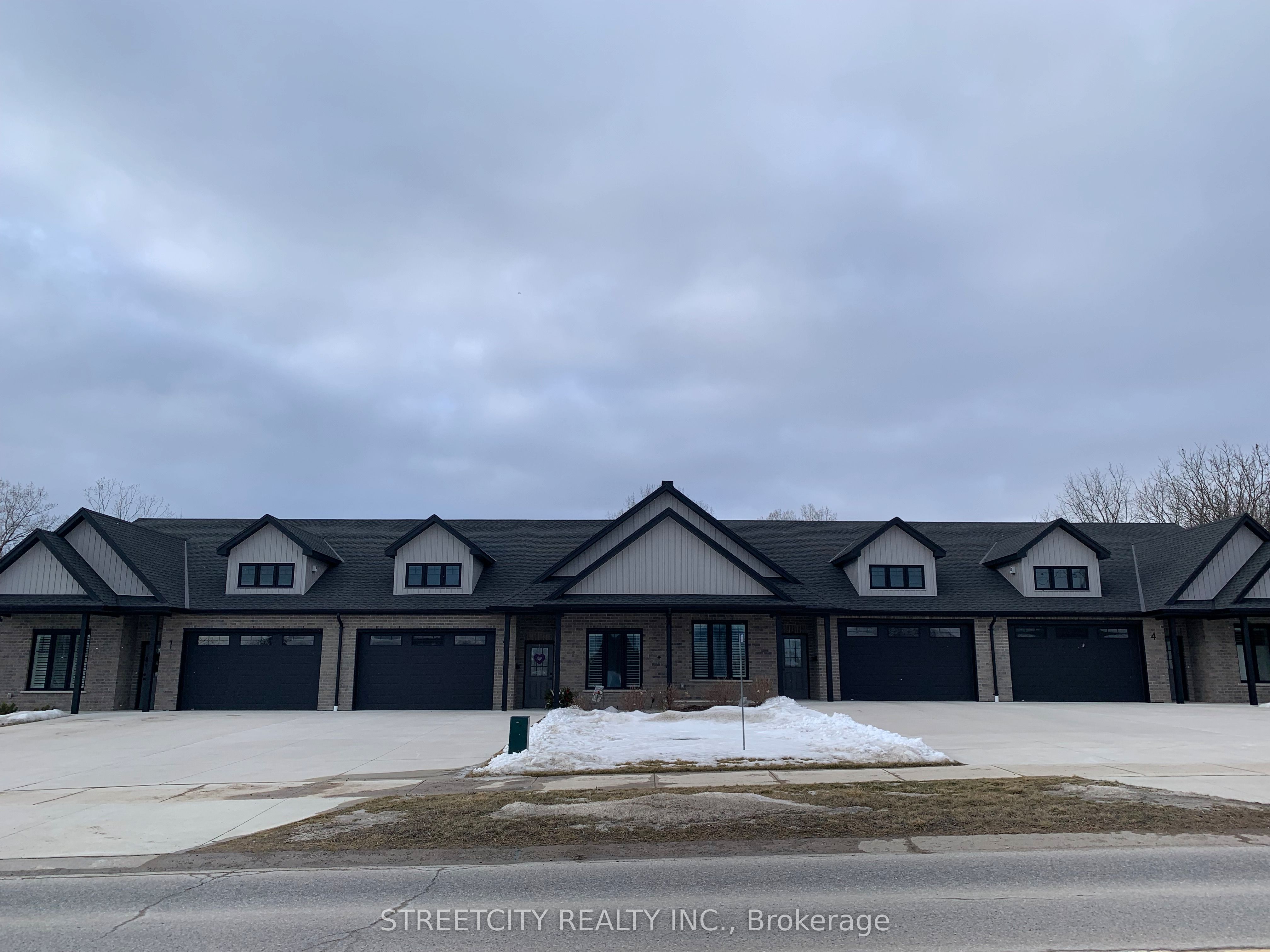 1868 Longwoods Rd Property Photo