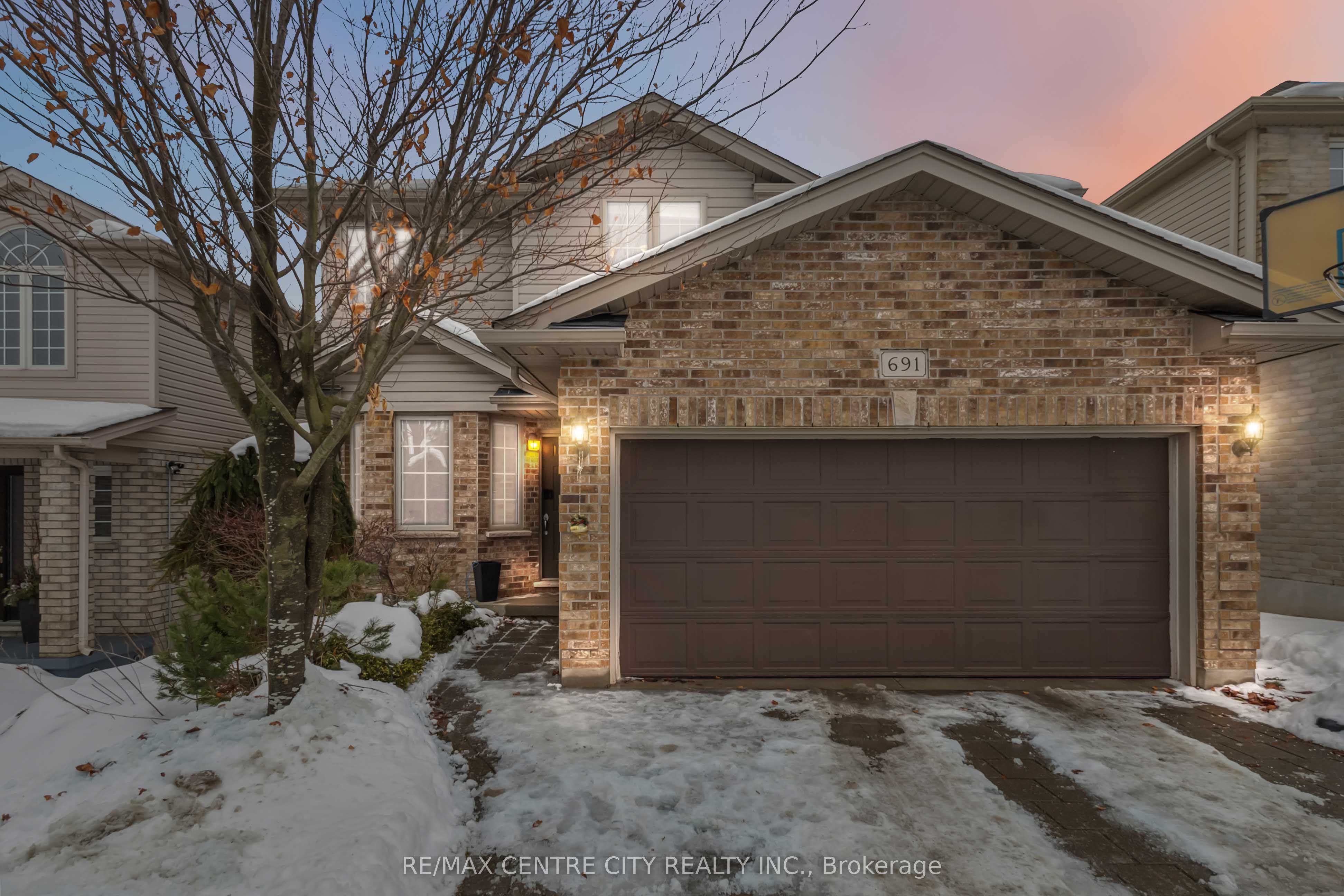 691 Clearwater Crescent Property Photo 1