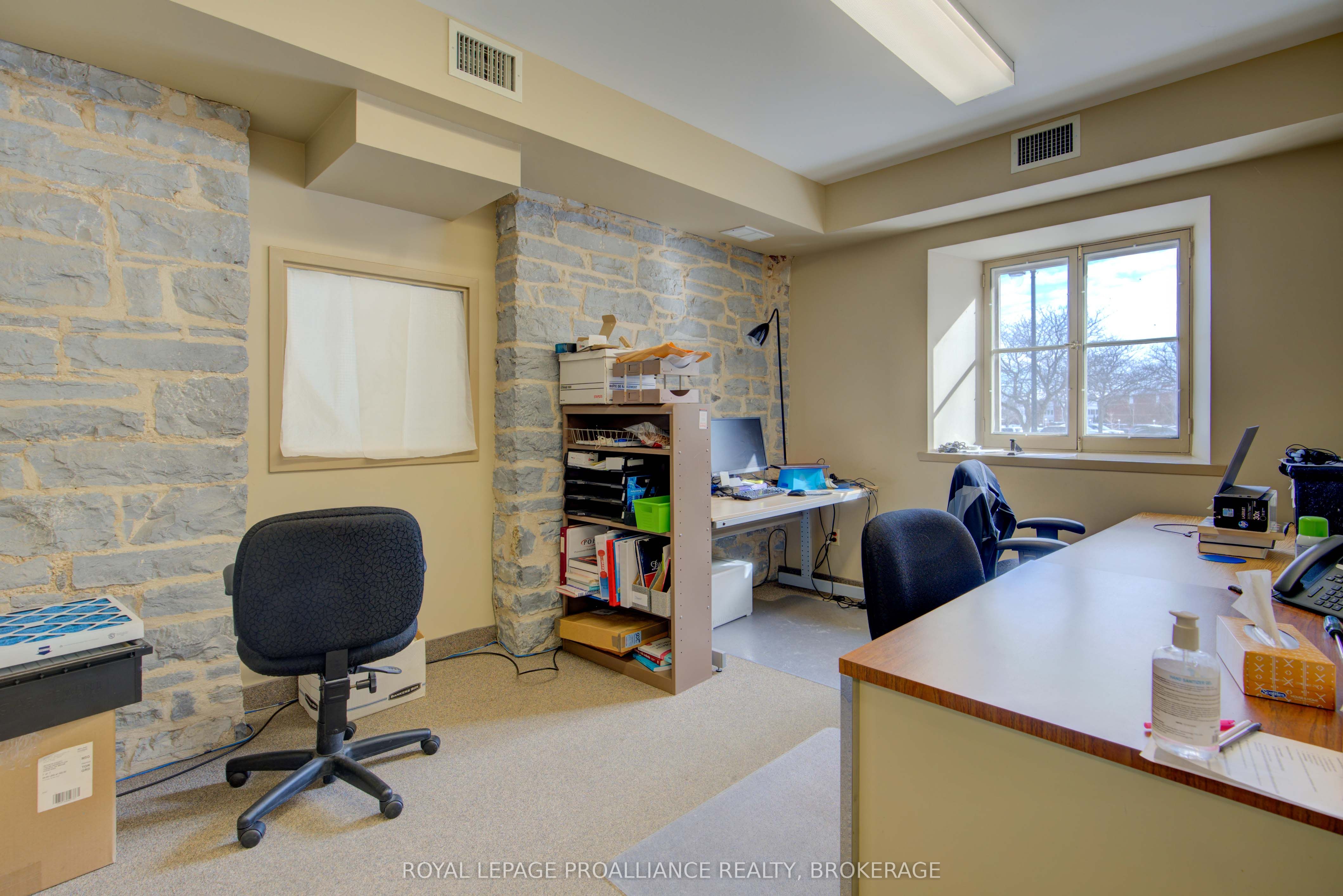 #100 - 308 Wellington Street Property Photo 12