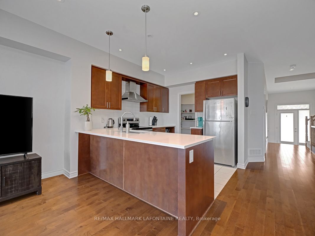 695 Putney Crescent Property Photo 12