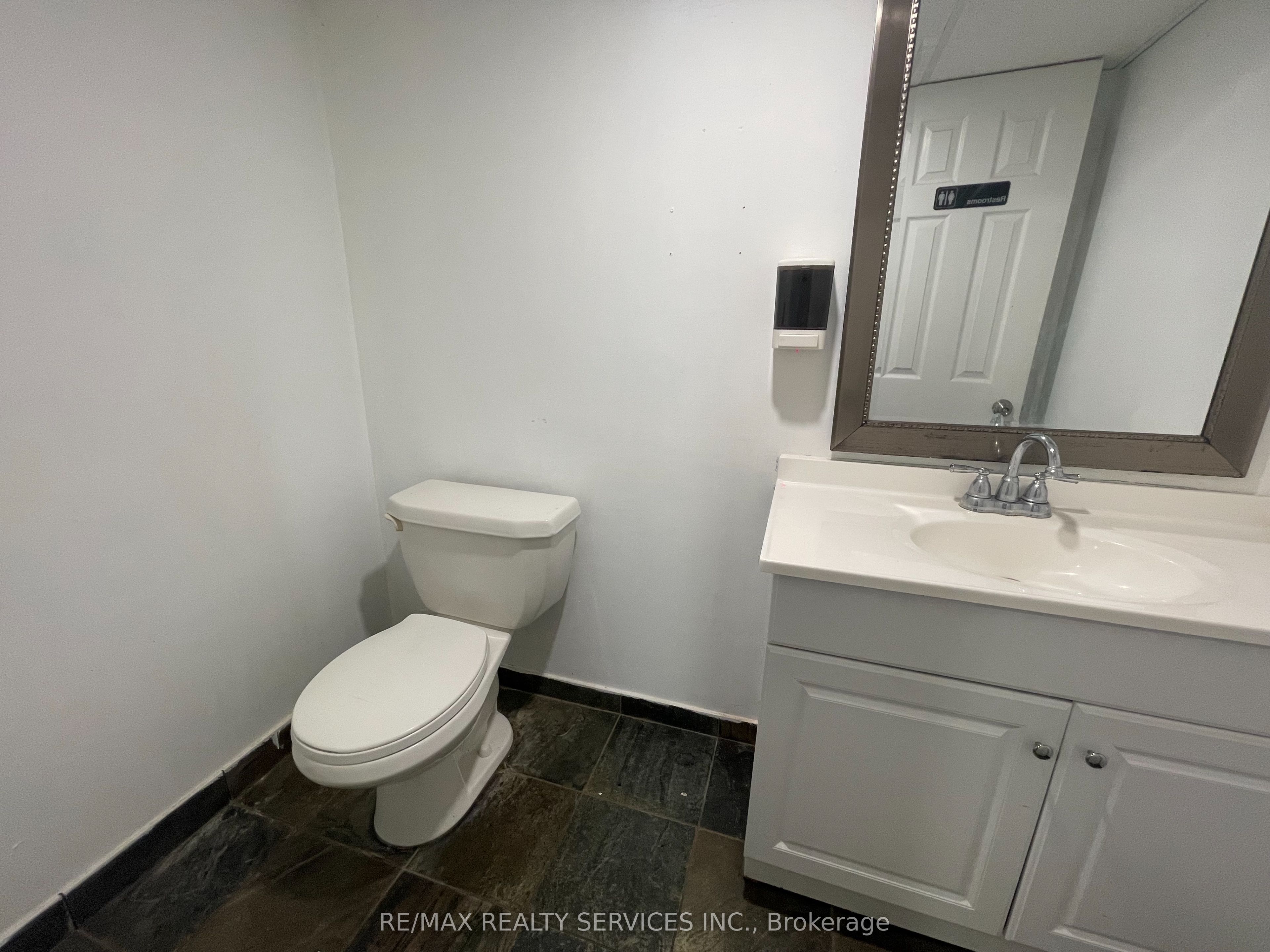 1035 King Street Property Photo 14