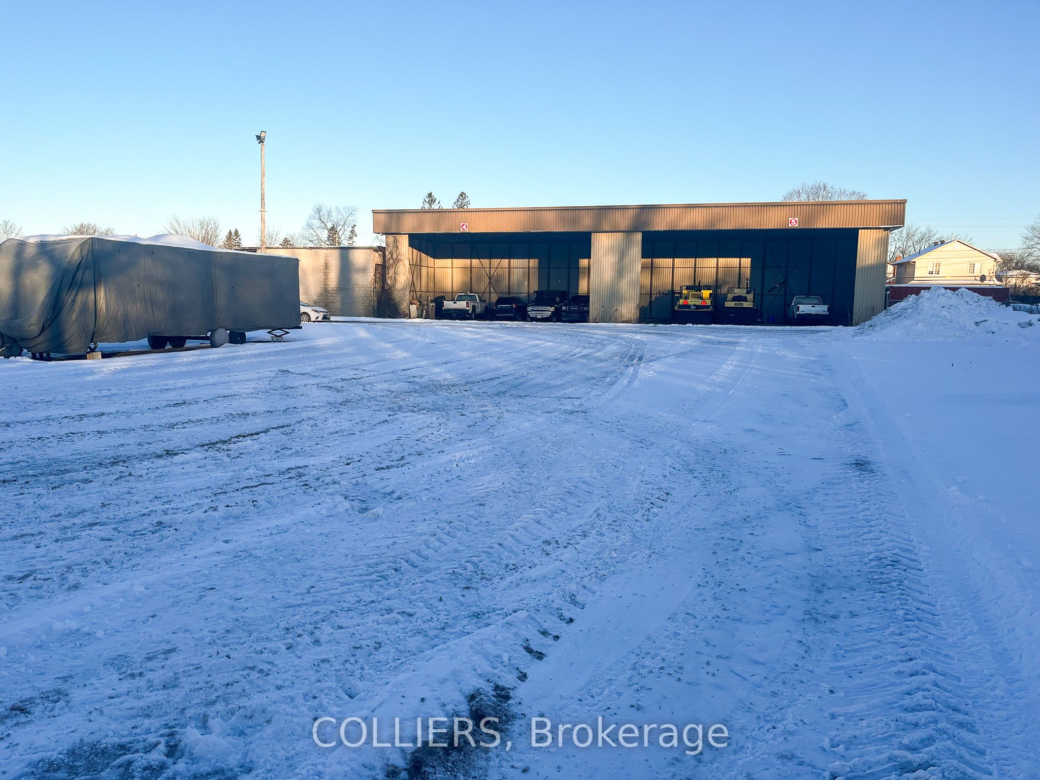 #b - 1740 Queensdale Avenue Property Photo 4