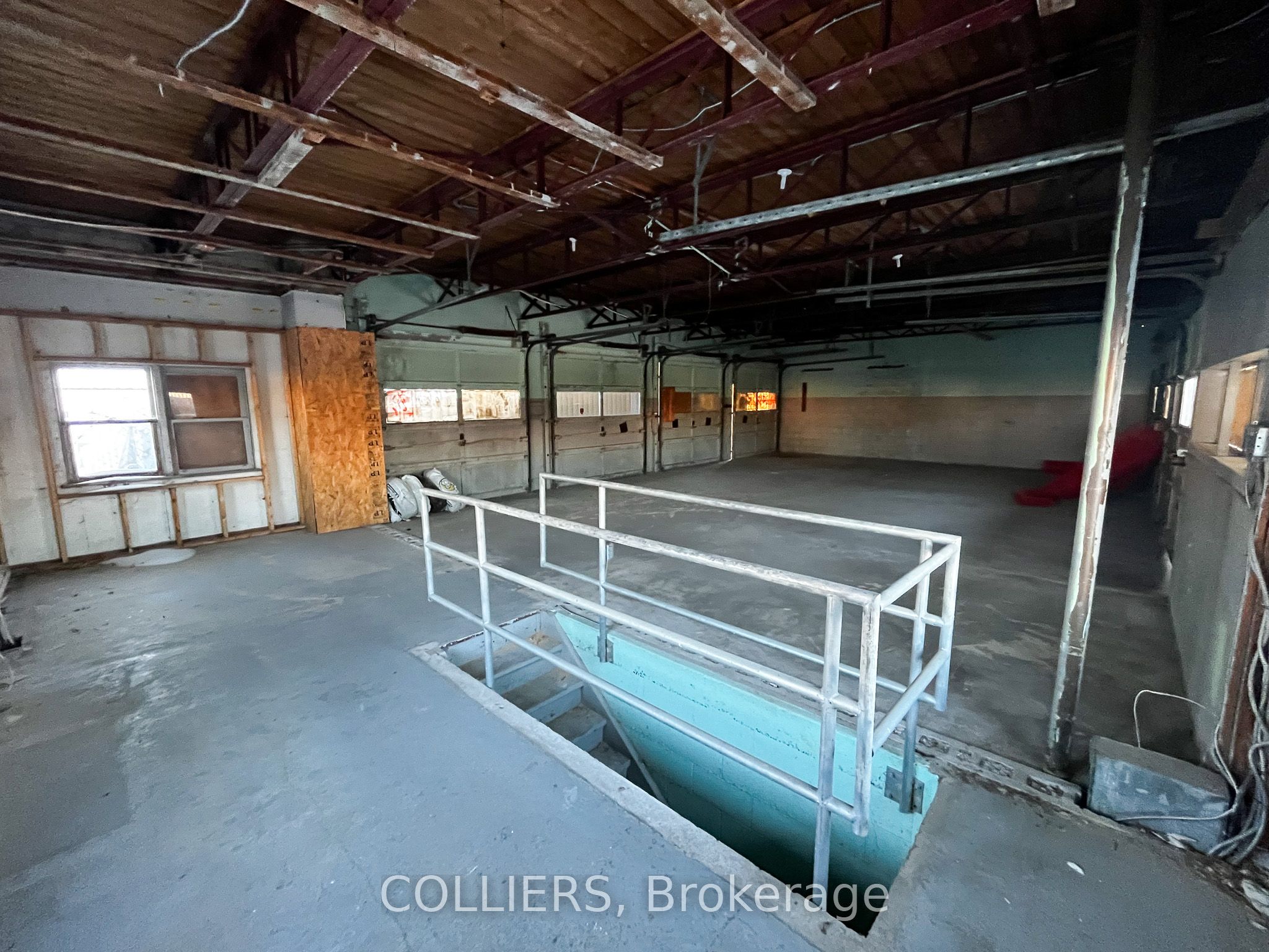 #c - 1740 Queensdale Avenue Property Photo 3