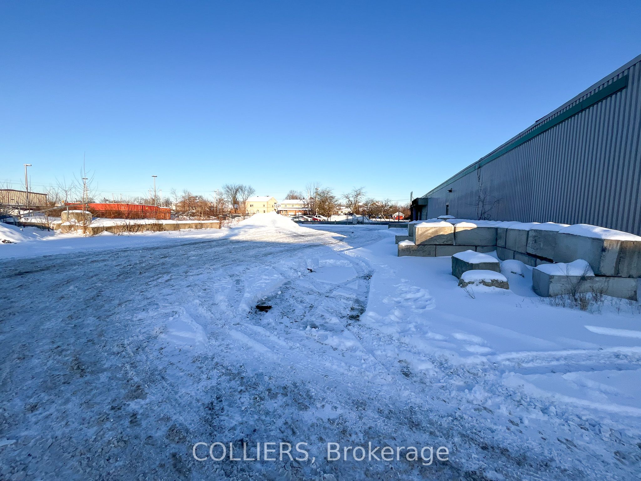 #b & C - 1740 Queensdale Avenue Property Photo 3